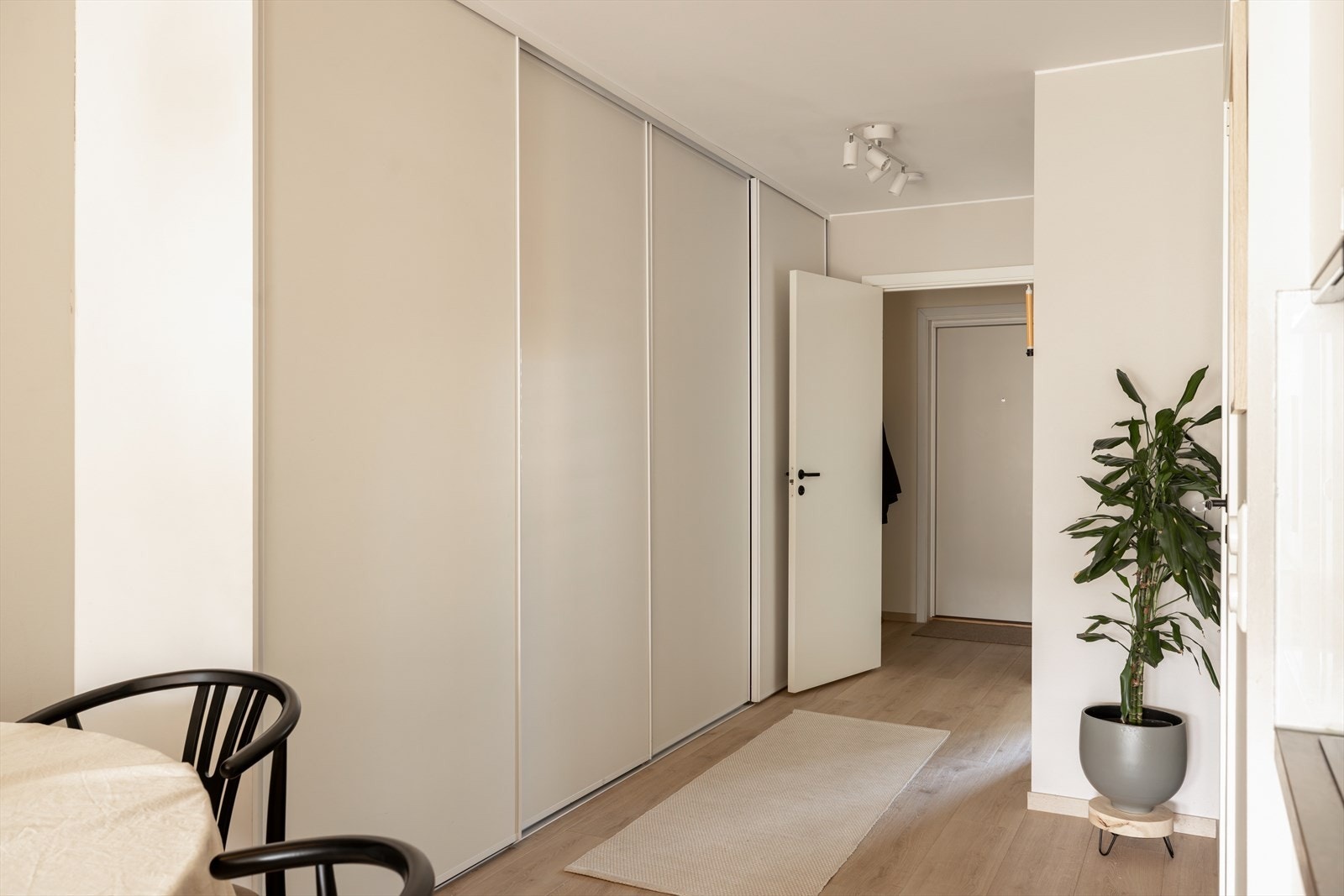 I gangen er det rikelig med lagringsplass, inkludert en romslig 4 meter lang skyvedørsgarderobe som gir god plass til yttertøy og sko. Galleribilde