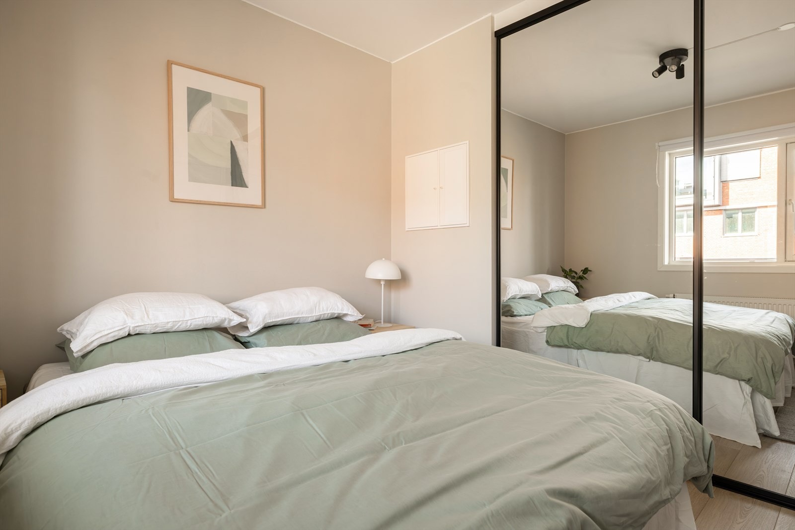 Hovedsoverommet har tilhørende skyvedørsgarderobe med speilfronter. Galleribilde