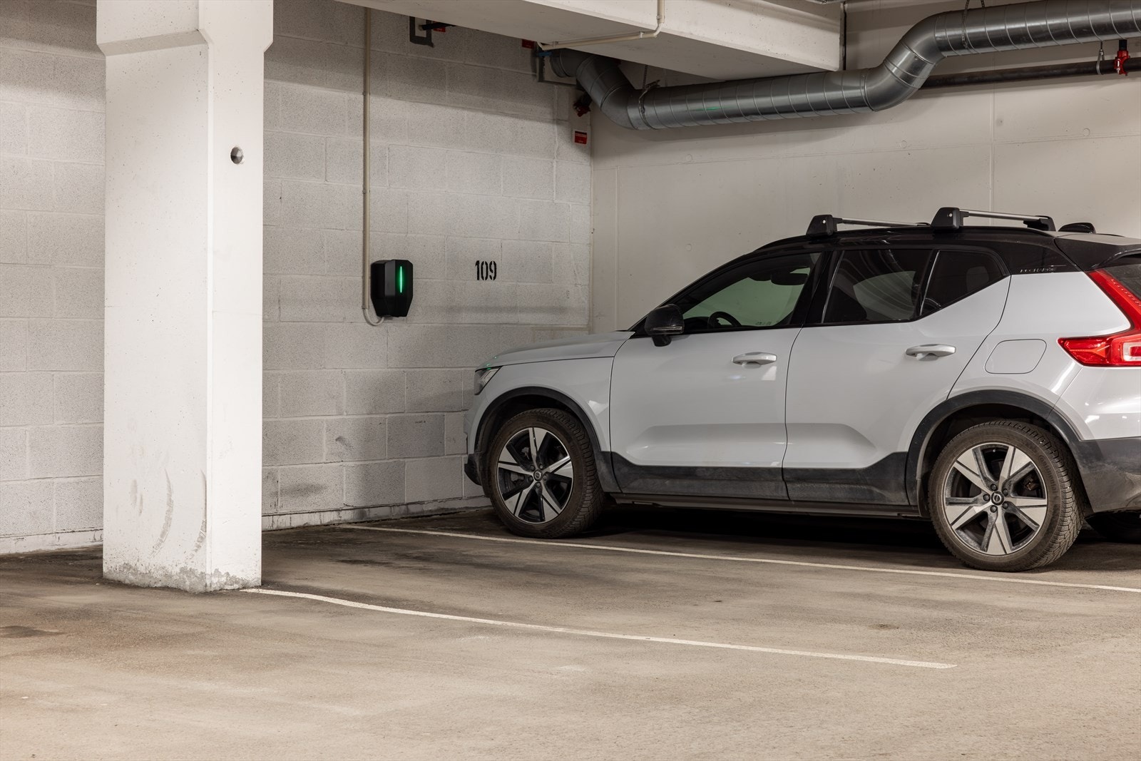 Med boligens selges egen fast garasjeplass Galleribilde