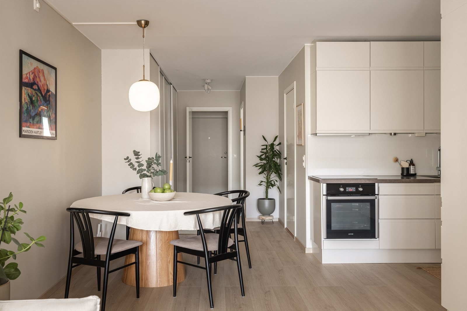 Selv om kjøkken ligger i åpen løsning mot stuen, er det likevel naturlig adskilt i hjørnet. Galleribilde