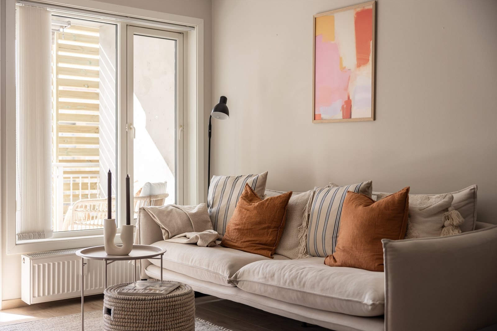 Det er god plass til både en komfortabel sofagruppe i hjørnet. Galleribilde