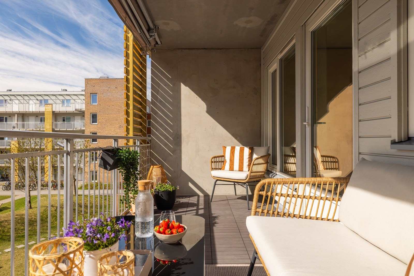 Fra balkongen har du et rolig utsyn mot et hyggelig grøntareal i indre gårdsrom. Galleribilde