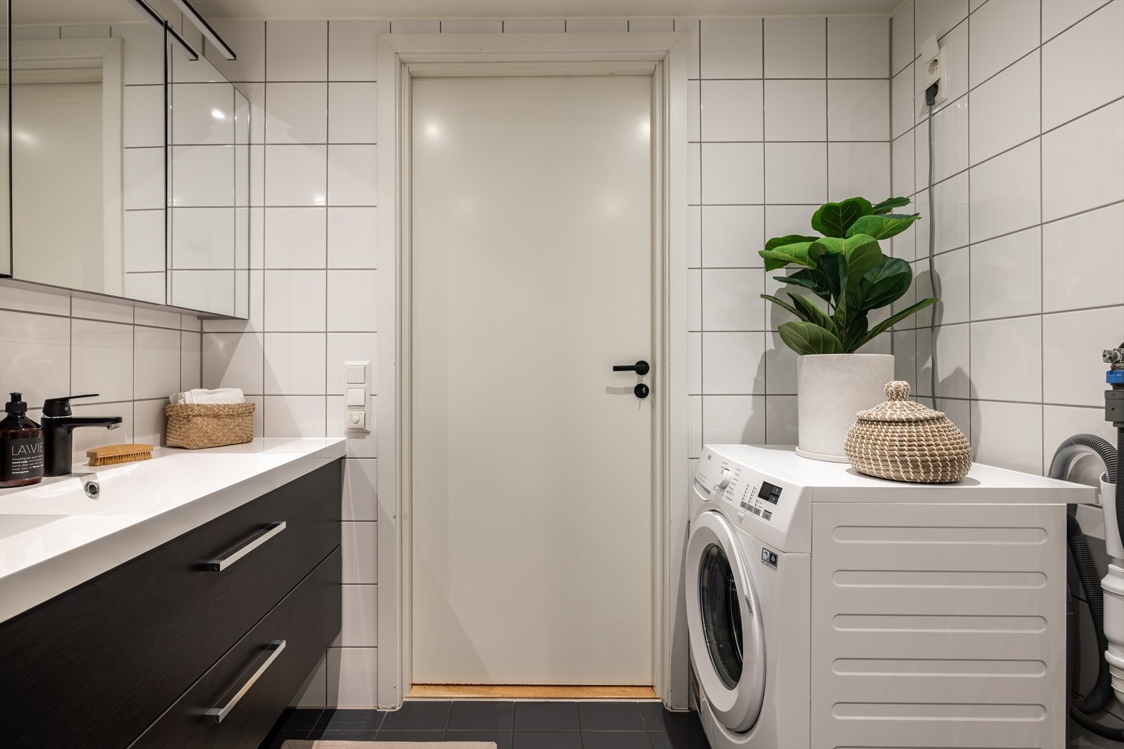 Servant og dusjdører på badet ble skiftet ut i januar 2025. Galleribilde