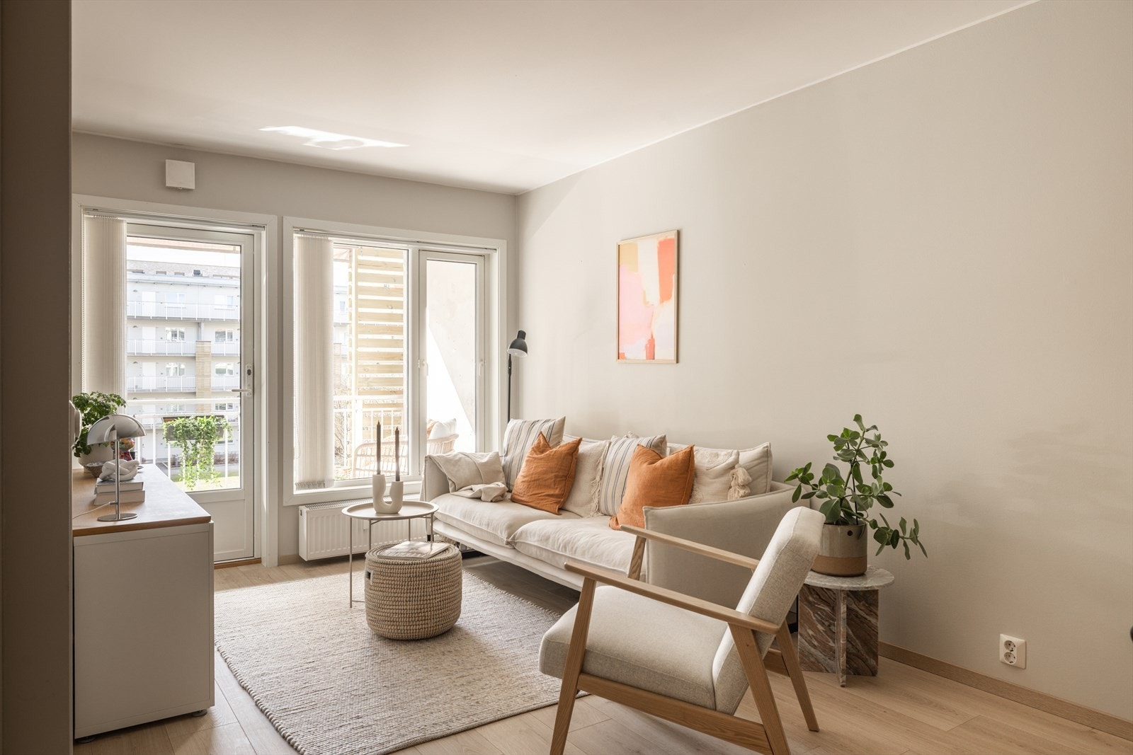 Dette er en moderne 3-roms eierleilighet med gode lysforhold, stor og solrik balkong og privat garasjeplass i felles anlegg. Galleribilde