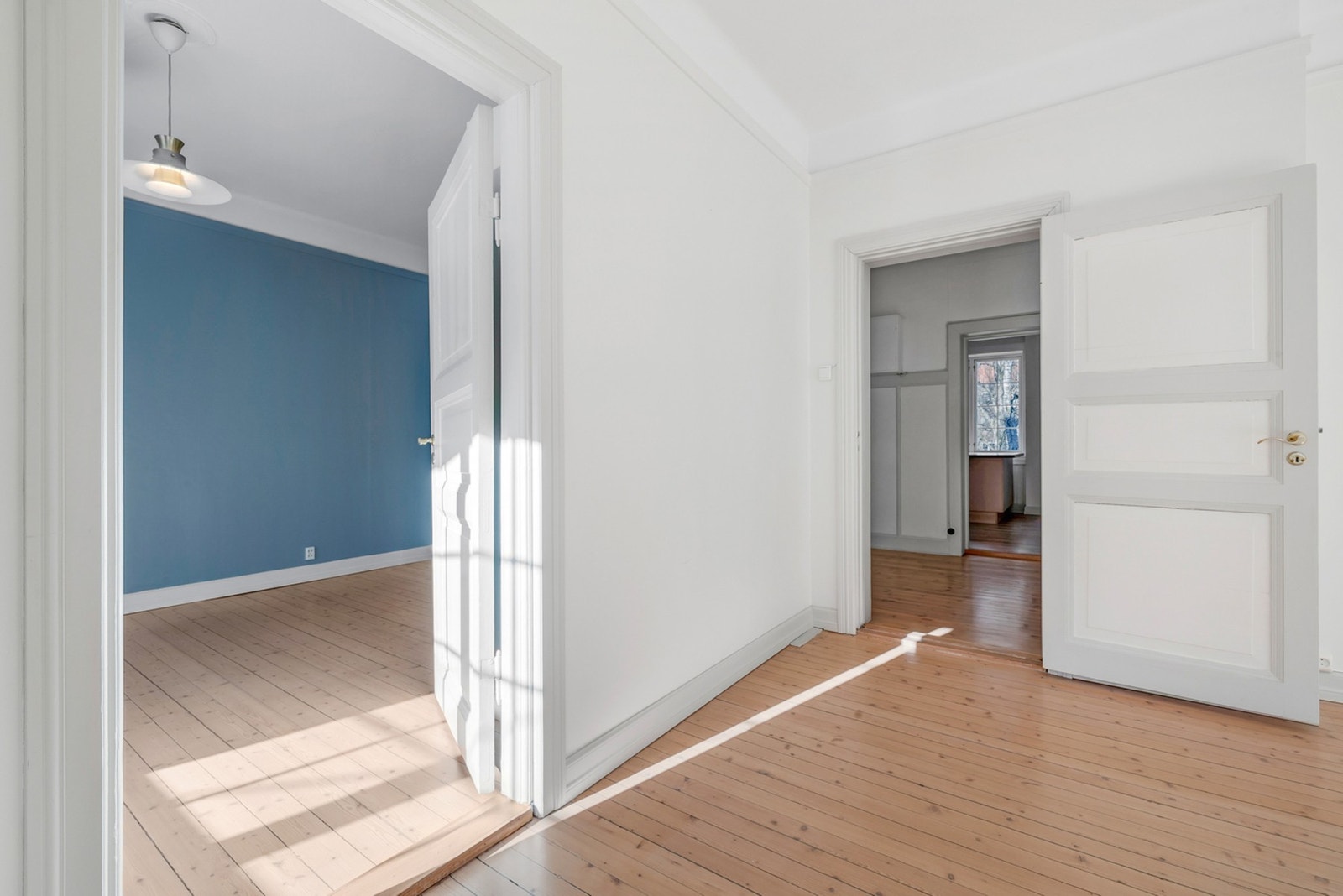 Stue med inngang til både soverom og entre/hall Galleribilde