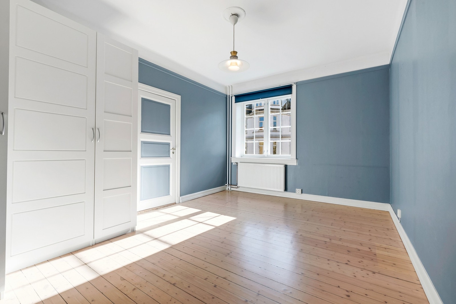 Stort soverom med inngang fra både entre/hall og stue Galleribilde