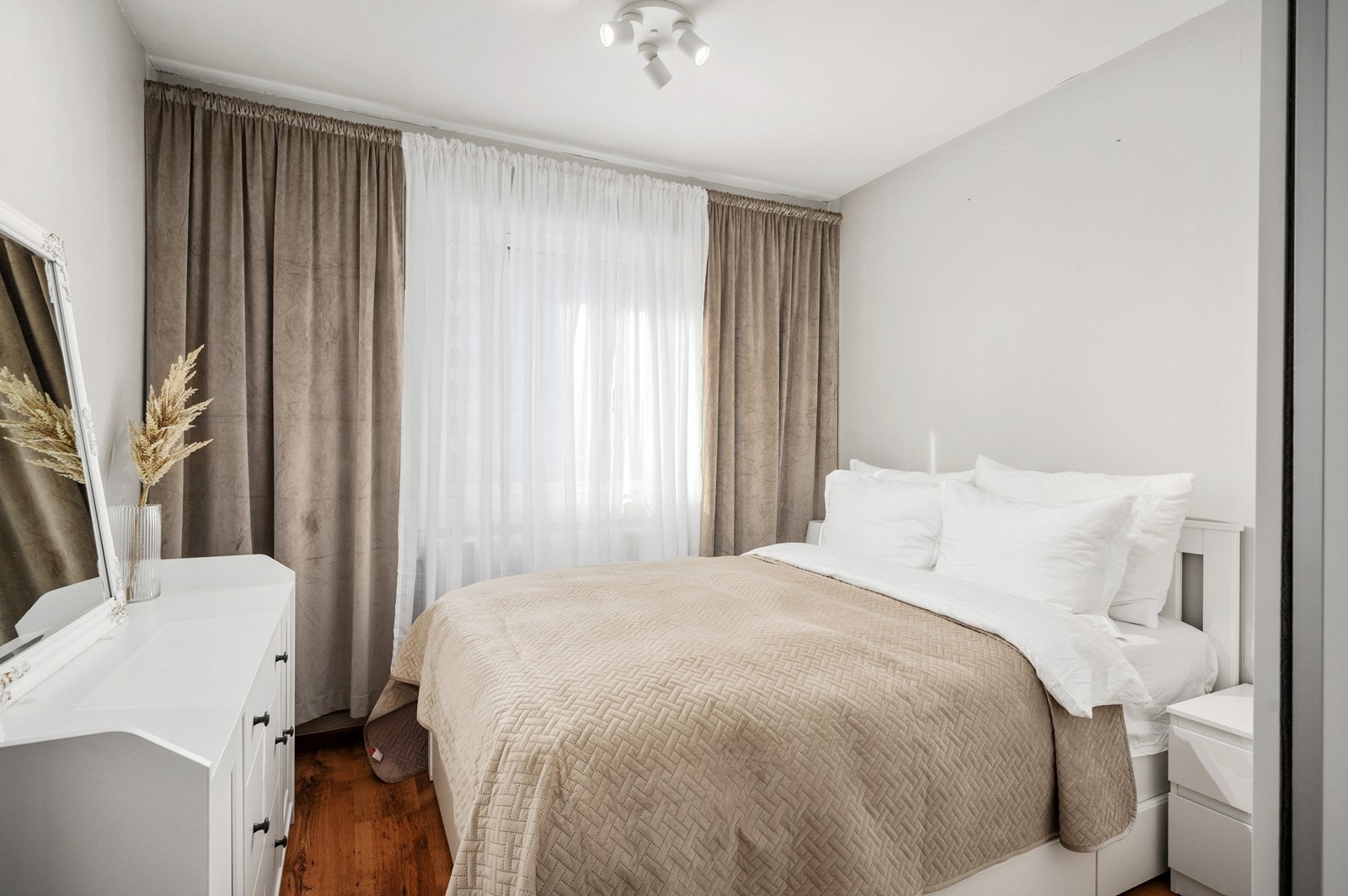 Soverom 1 er romslig, med god plass til stor seng og garderobeskap Galleribilde