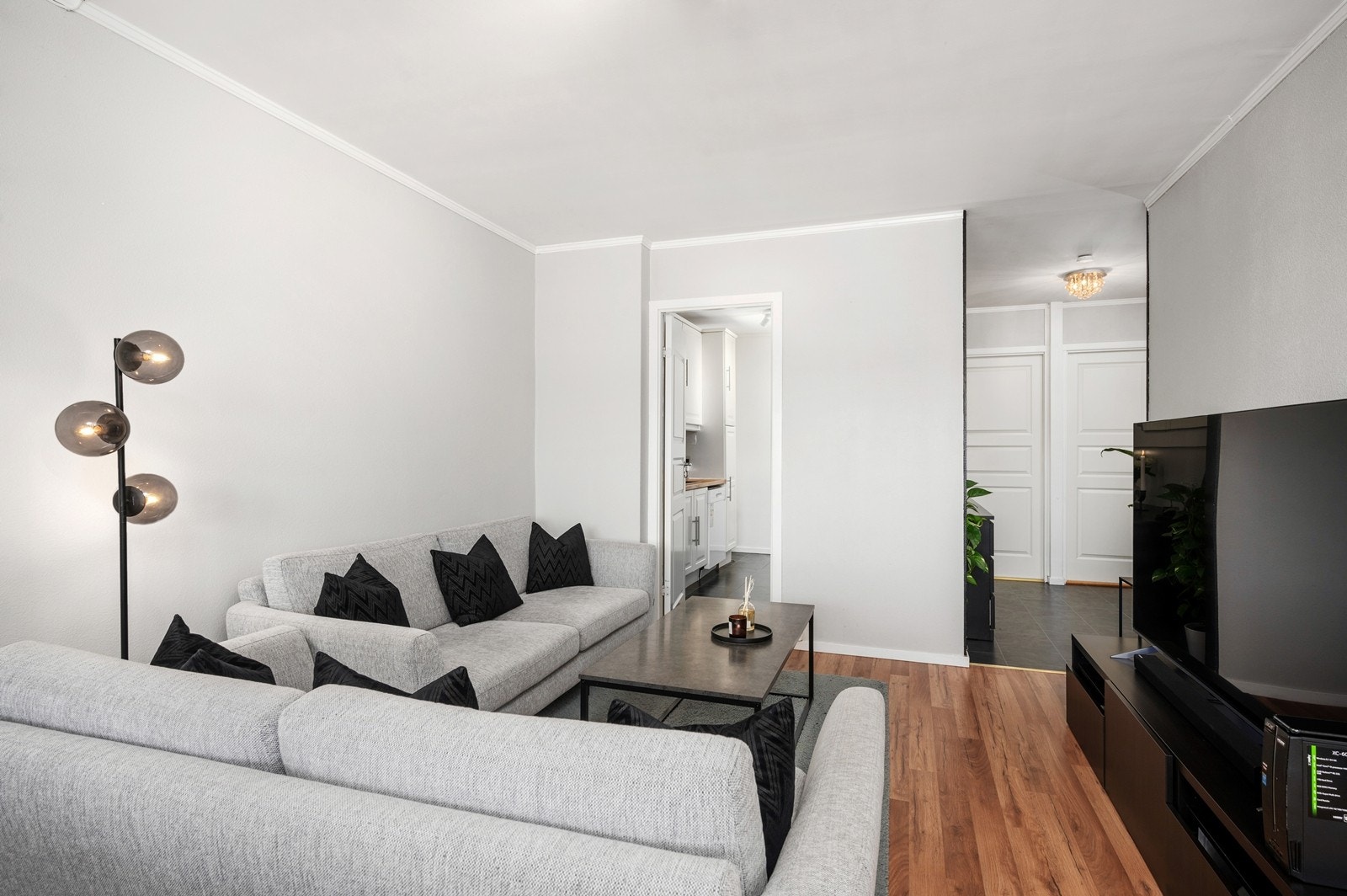 I stuen er det gulvflater med laminat og malte tapetserte vegger Galleribilde