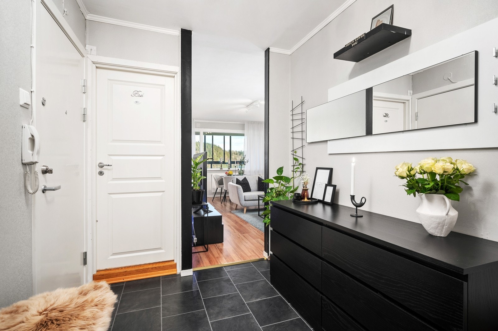 Innbydende entré med gode oppbevaringsmuligheter og dørcalling Galleribilde