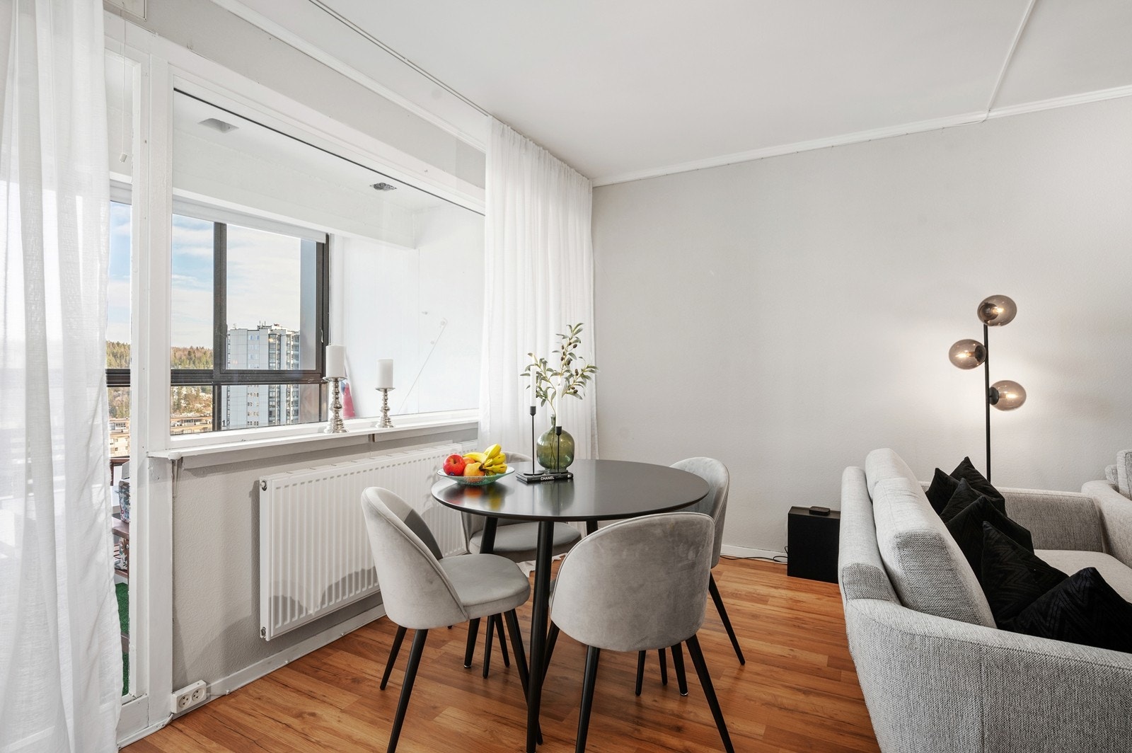 Stuen har plass til spisegruppe og sofagruppe Galleribilde