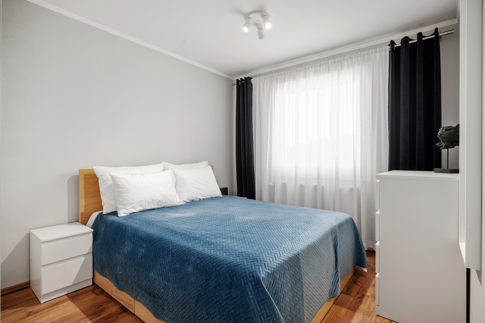 Soverom 2 er romslig, med god plass til sen og oppbevaring av klær Galleribilde