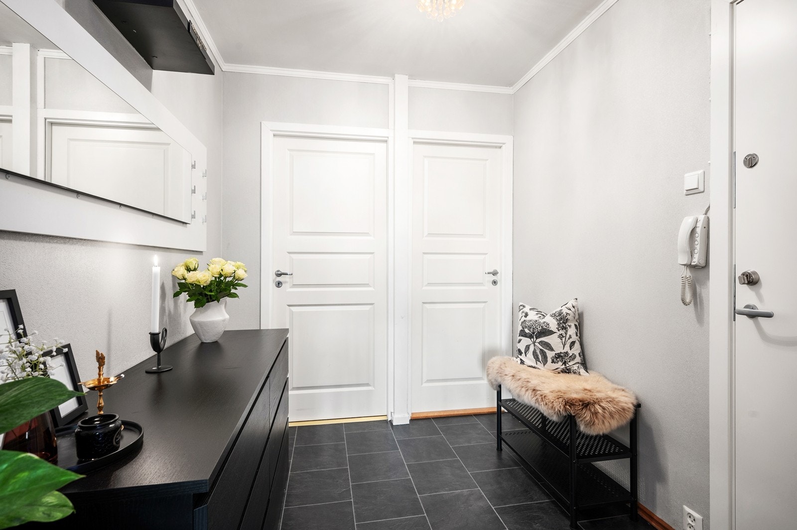 Entréen har adgang til stue, bad, soverom 2 og soverom 3 Galleribilde