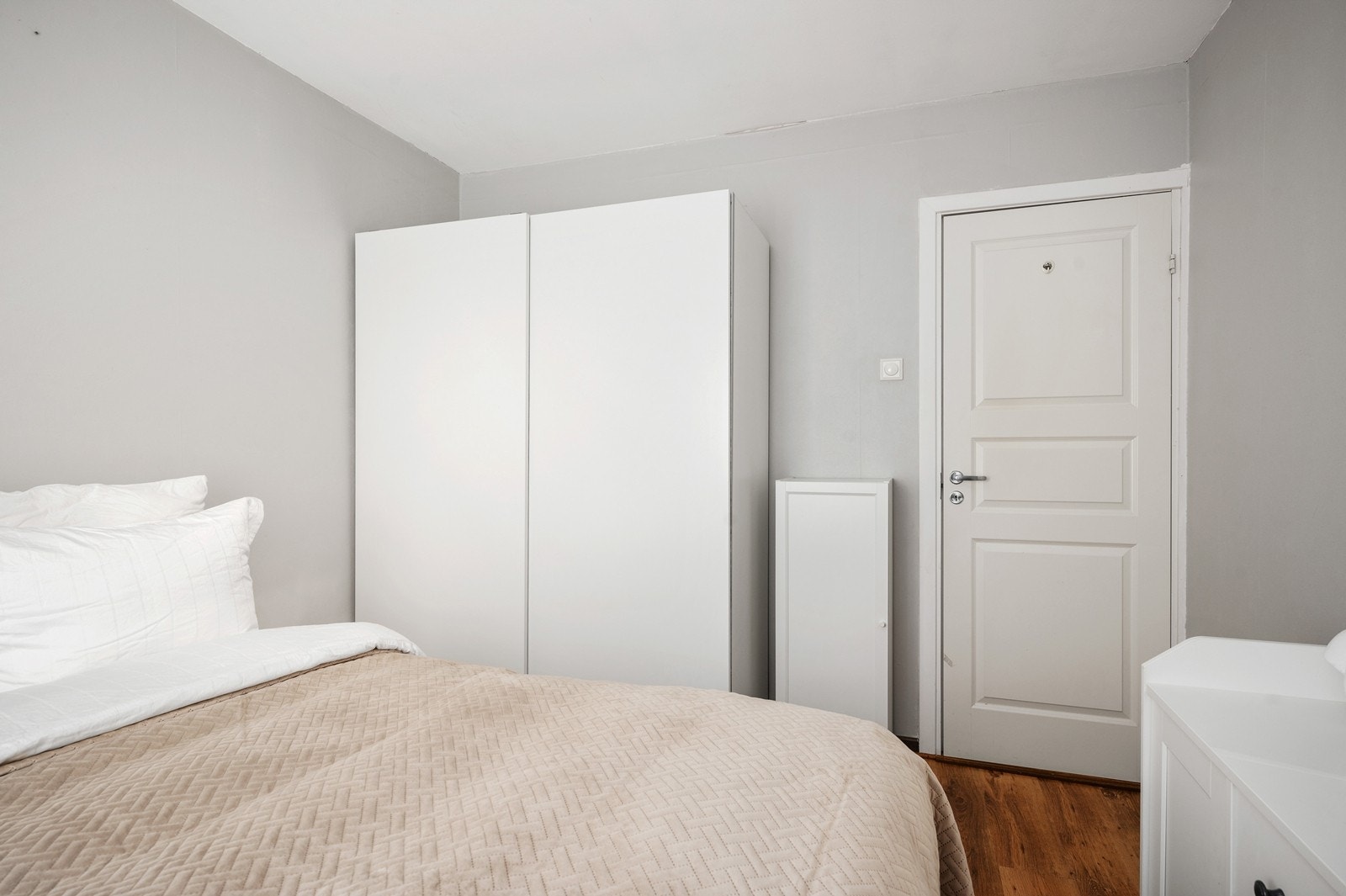 Soverom 1 har laminat på gulv, veggflater med malte tapetserte flater og himling med malte slette flater Galleribilde