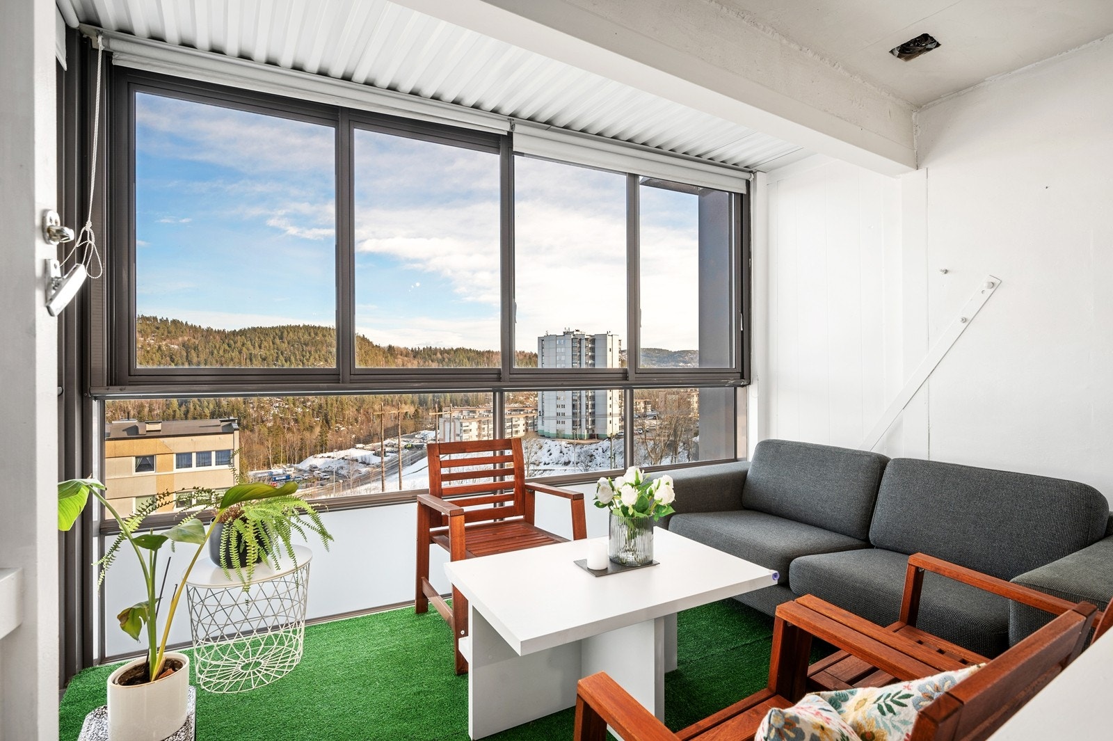 Balkongen er på ca. 9 kvm og har terrasseteppe på betonggulv Galleribilde