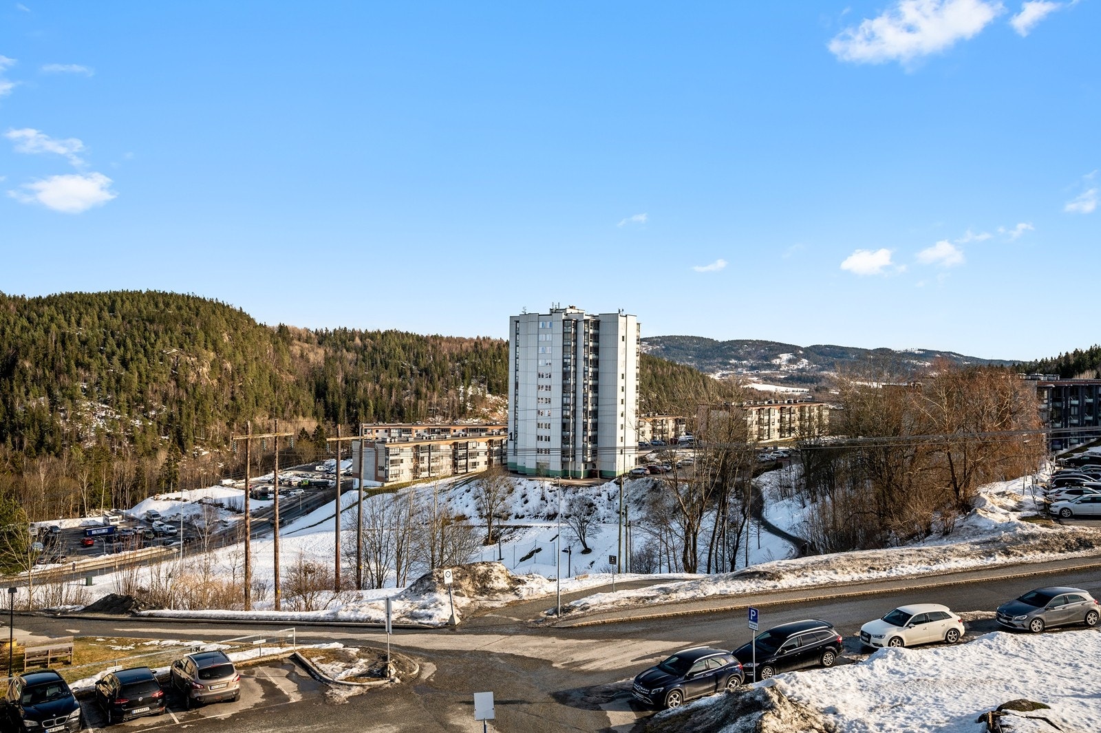 Beliggende i et område med blokkbebyggelse, kort vei til barnehager og skoler Galleribilde