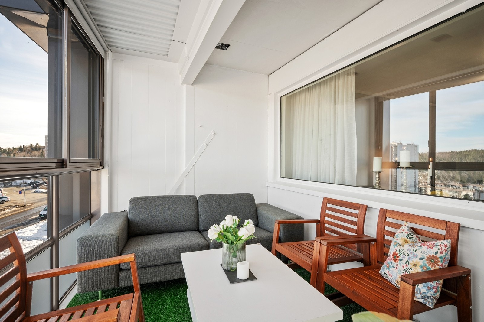 Balkongen har rekkverk/innglassing av metallprofiler og skyvbare glass Galleribilde