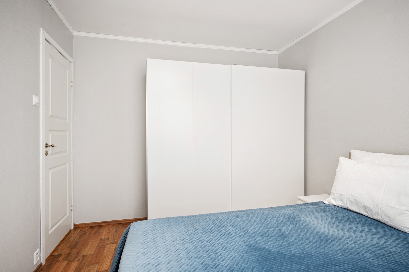 Soverom 2 har laminat på gulv, veggflater med malte tapetserte flater og himling med malte slette flater Galleribilde