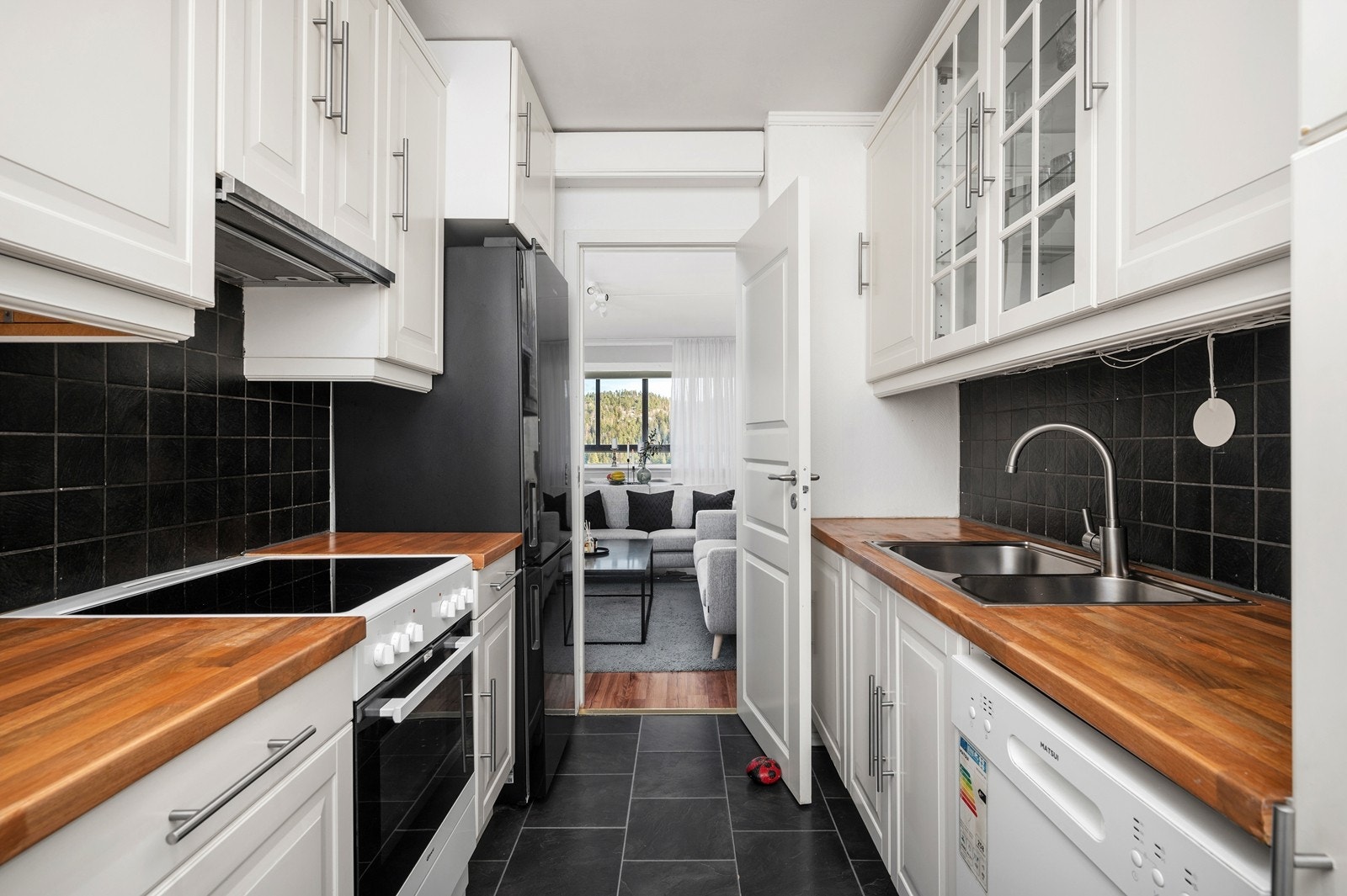 Kjøkkenet har nisje for oppvaskmaskin og komfyr i benk, samt nedfelt oppvaskkum. Galleribilde