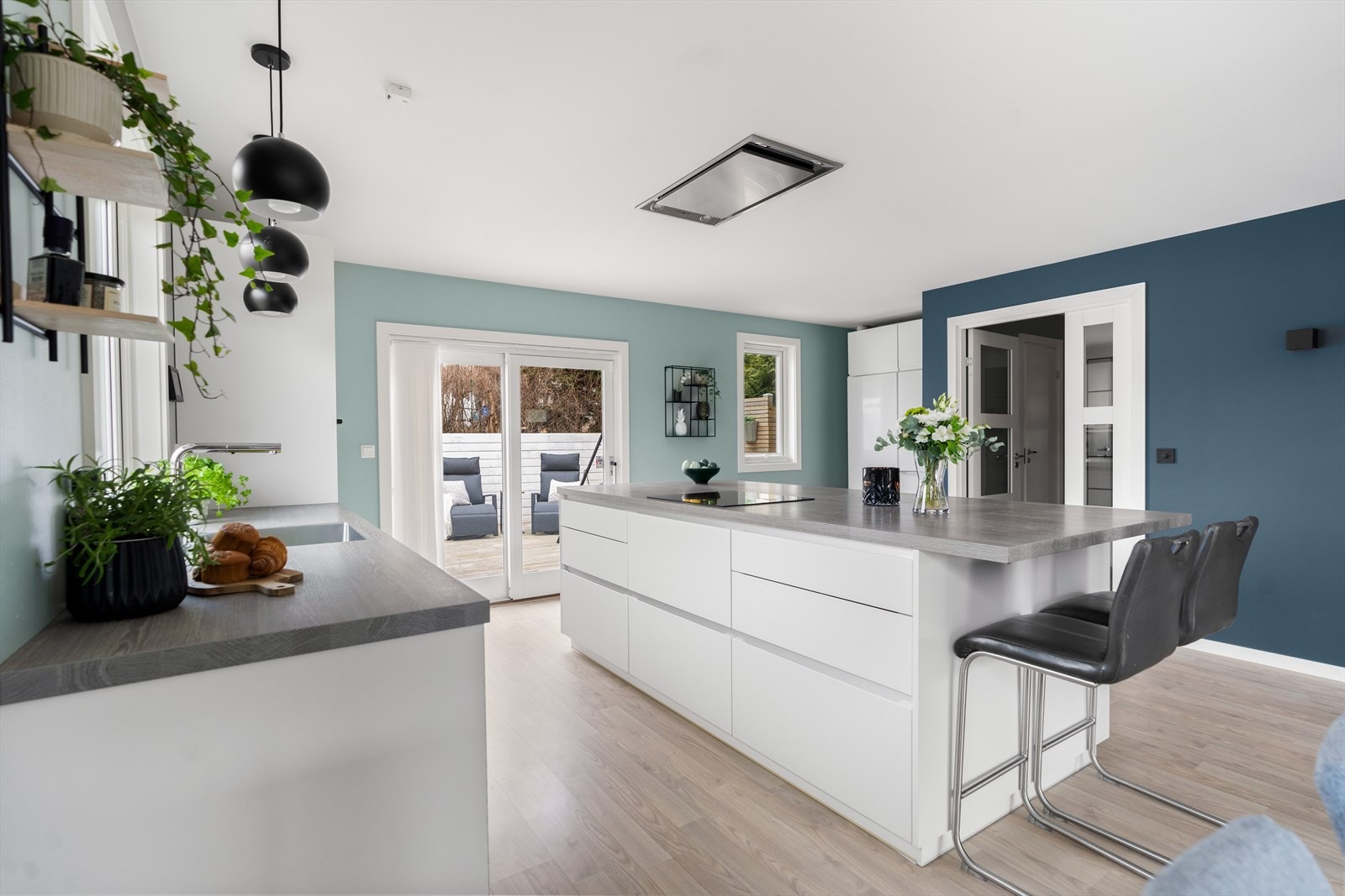 Innredningen har skap med glatte fronter samt en laminat benkeplate med kum i rustfritt stål. Galleribilde