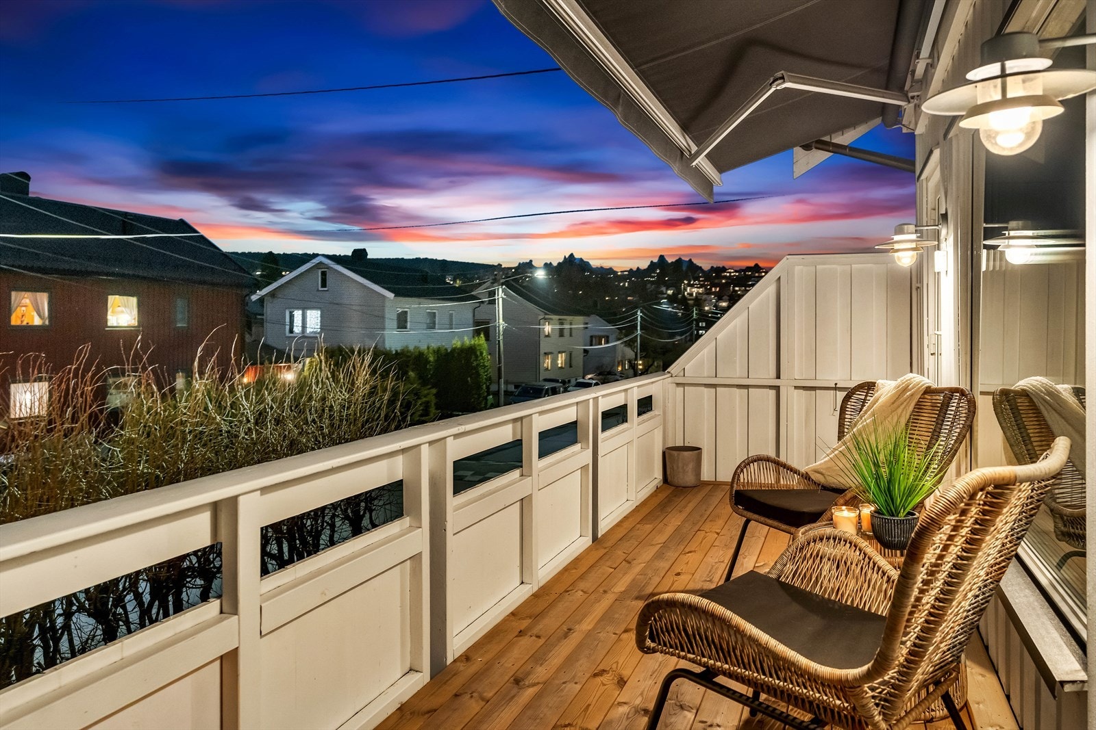 Fra stuen er det utgang til en vestvendt terrasse på 13 m². Galleribilde