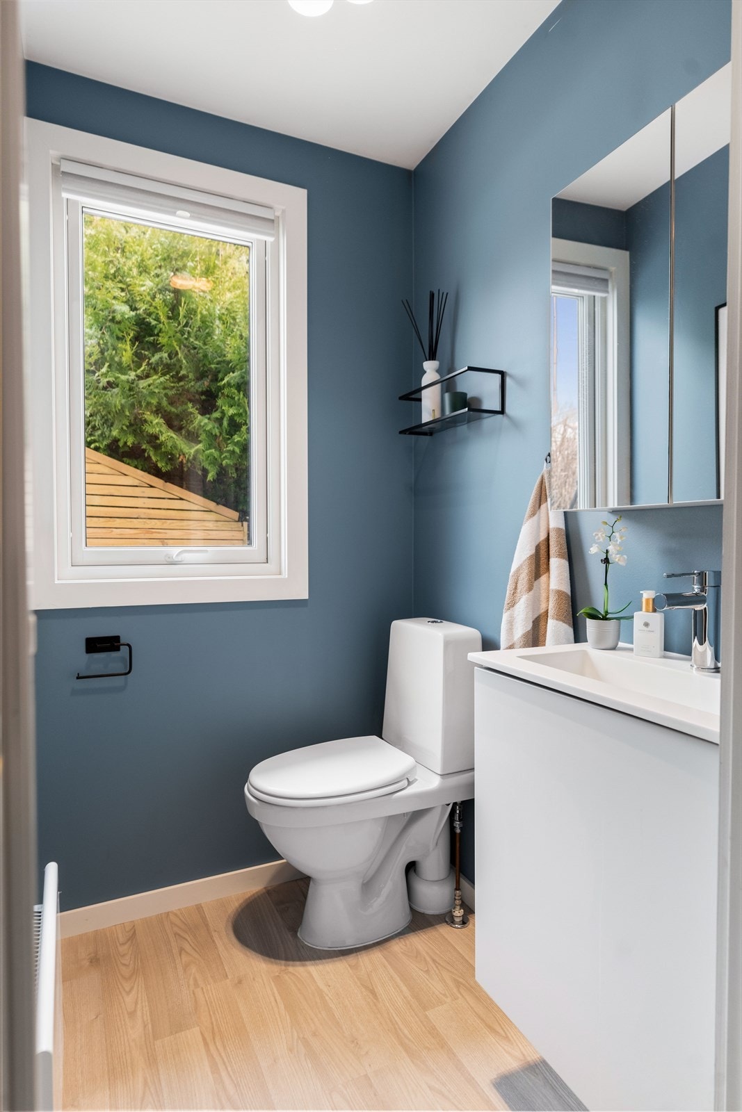 I etasjen er det også inngang til et toalettrom. Her er det satt inn gulvstående klosett og en servant. Galleribilde