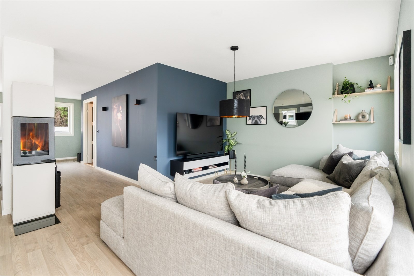 I den ene enden av stuen er det perfekt plass til sofaseksjon og tv-møbel. Galleribilde