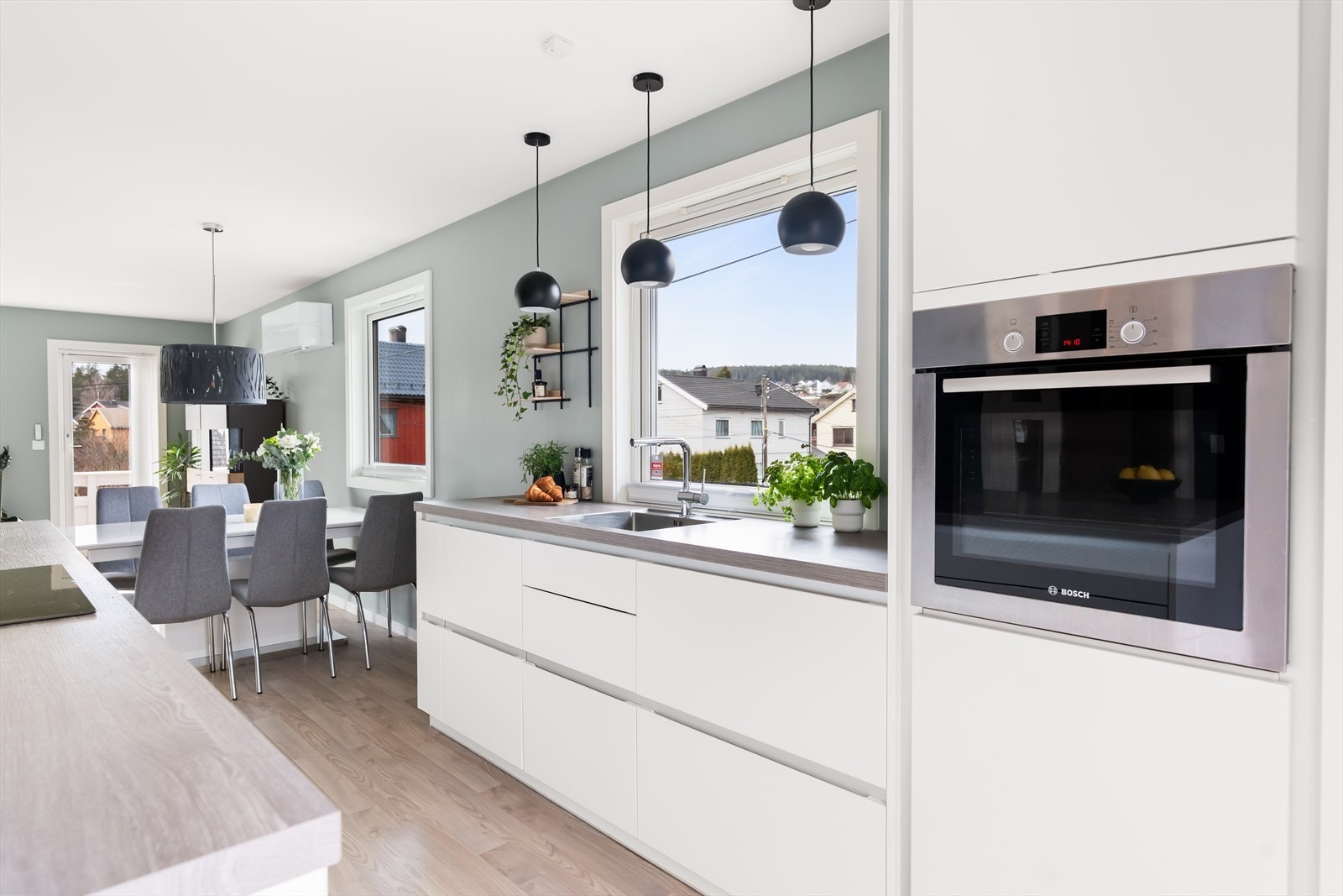 Det er montert pene pendellamper over kjøkkenbenken. Galleribilde