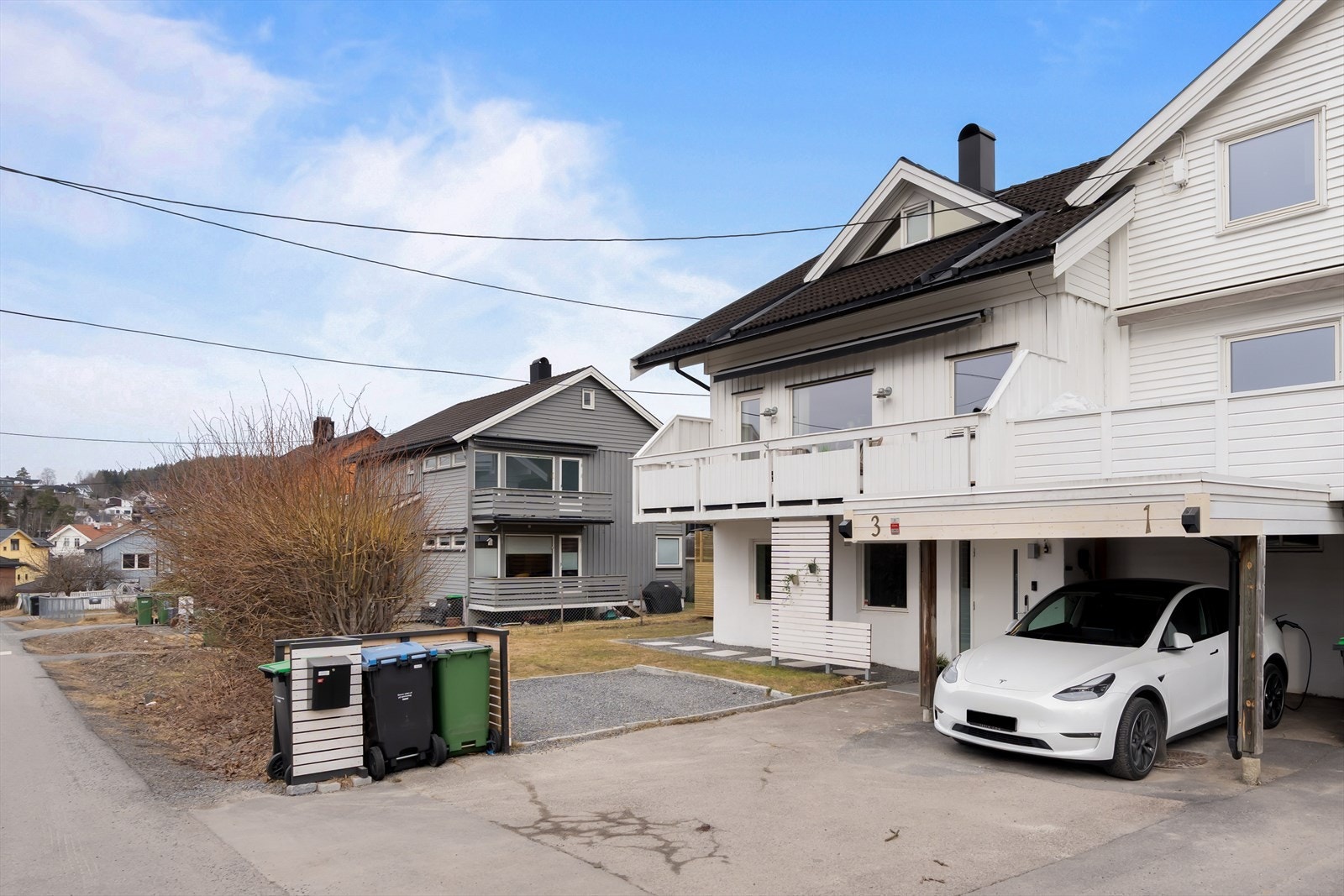 På gårdsplassen er det plass til parkering. Galleribilde