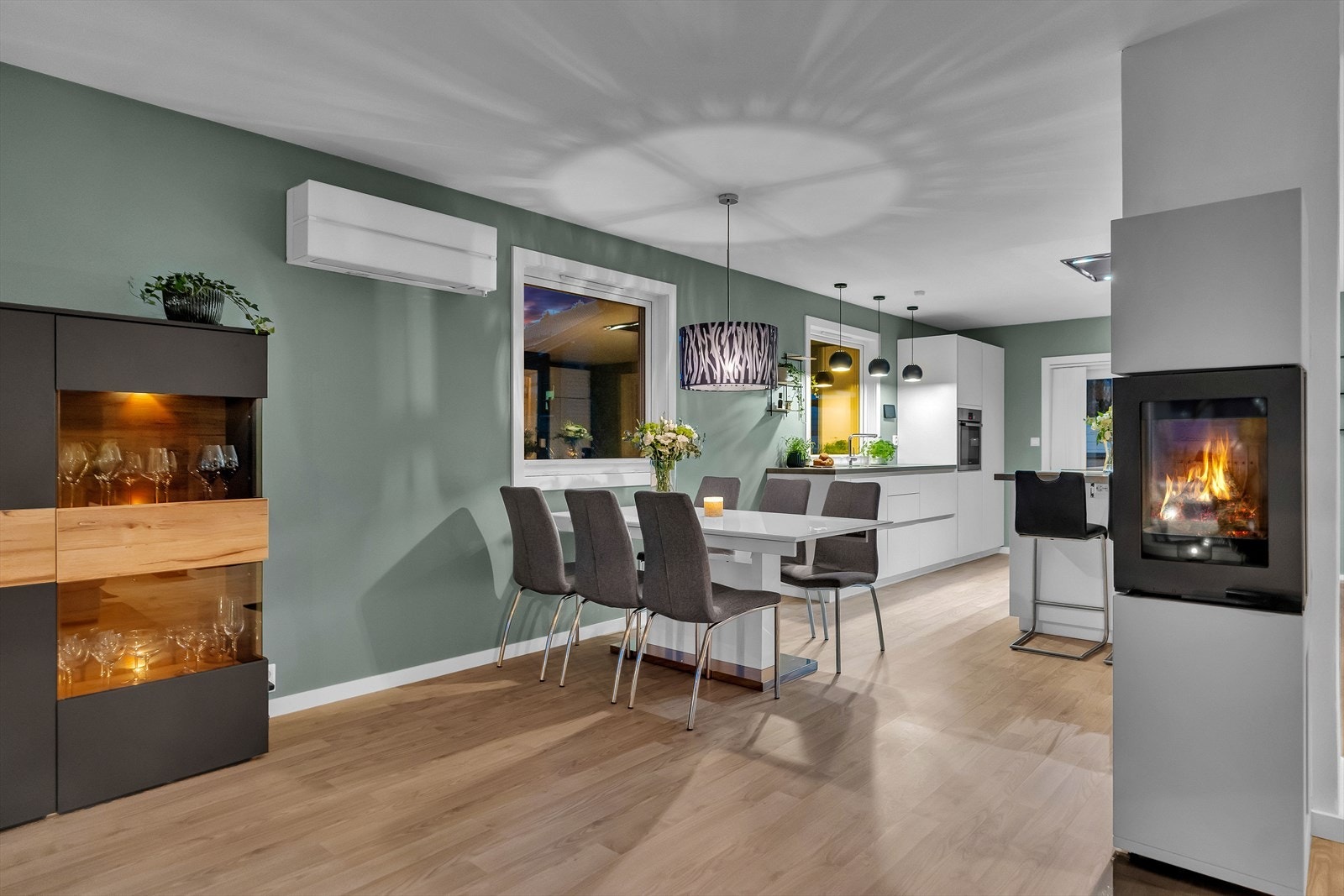 I stuen er det både montert varmepumpe og satt inn peis (ny i 2024) - disse sikrer ekstra varme i vinterhalvåret. Galleribilde