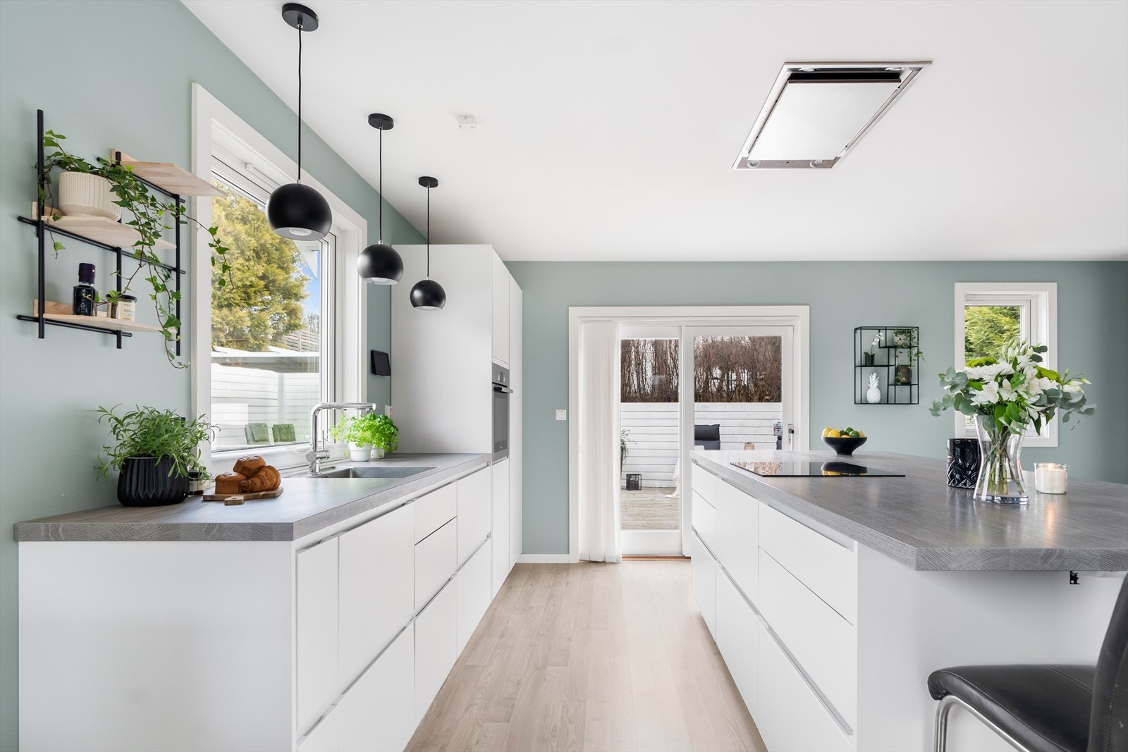 Videre er det satt inn stekeovn, platetopp og oppvaskmaskin integrert i innredningen. Komfyrvakten er montert i taket. Galleribilde