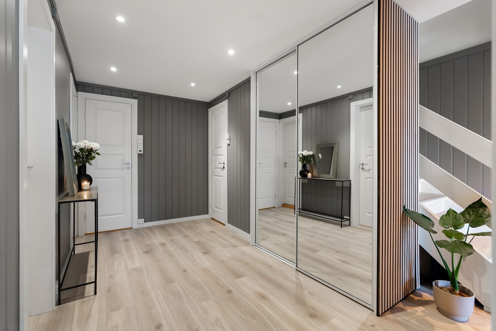 Her er det etablert en praktisk skyvedørsgarderobe med speilfronter. Galleribilde