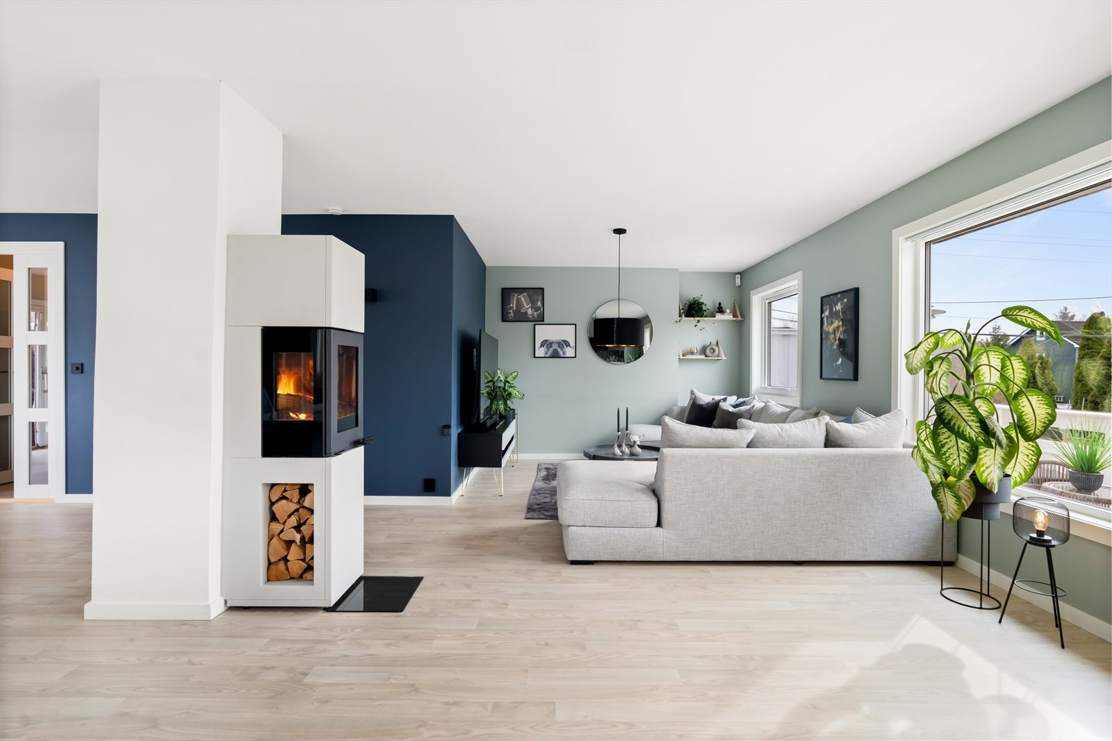 Stuen er av svært god størrelse, med mange møbleringsmuligheter. Galleribilde