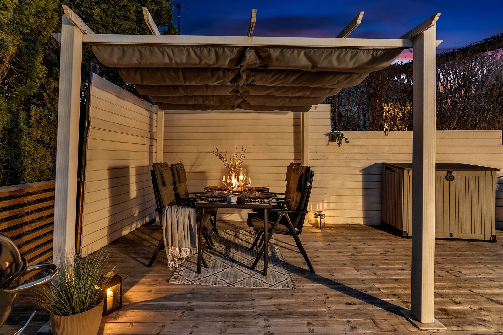 Boligen kan skilte med en god planløsning, flotte uteområder samt parkering med elbillader. Galleribilde