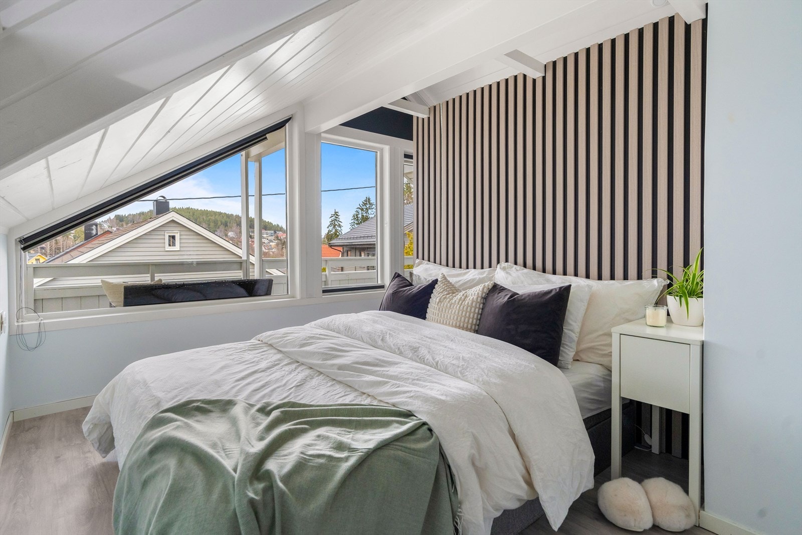 En tidsriktig spilevegg skjuler også den smarte gjesteromsløsningen, hvor det er blitt innredet med dobbeltseng. Galleribilde