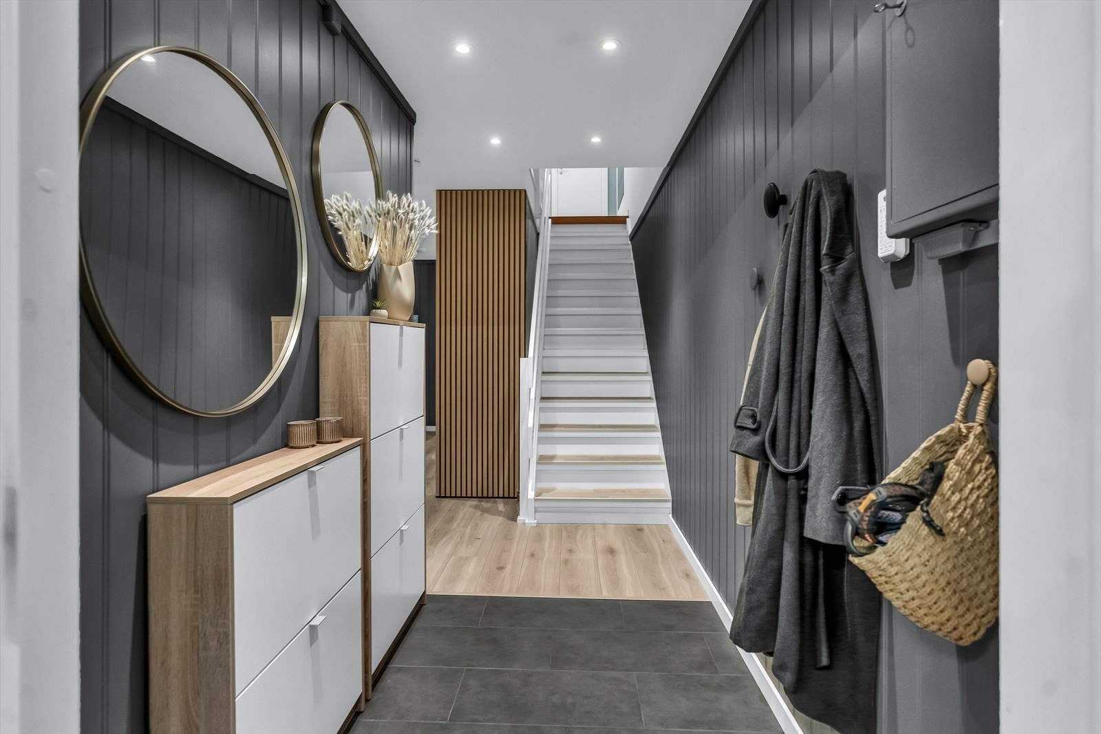 Fra trappen kommer man ned i en gang. Her er også boligens inngangsparti, samt en romslig hall. Galleribilde