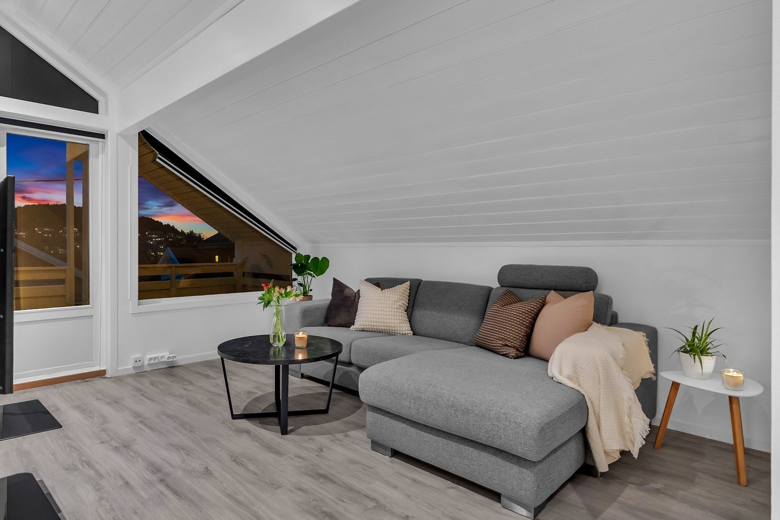 I loftstuen er det lyst og trivelig. Galleribilde