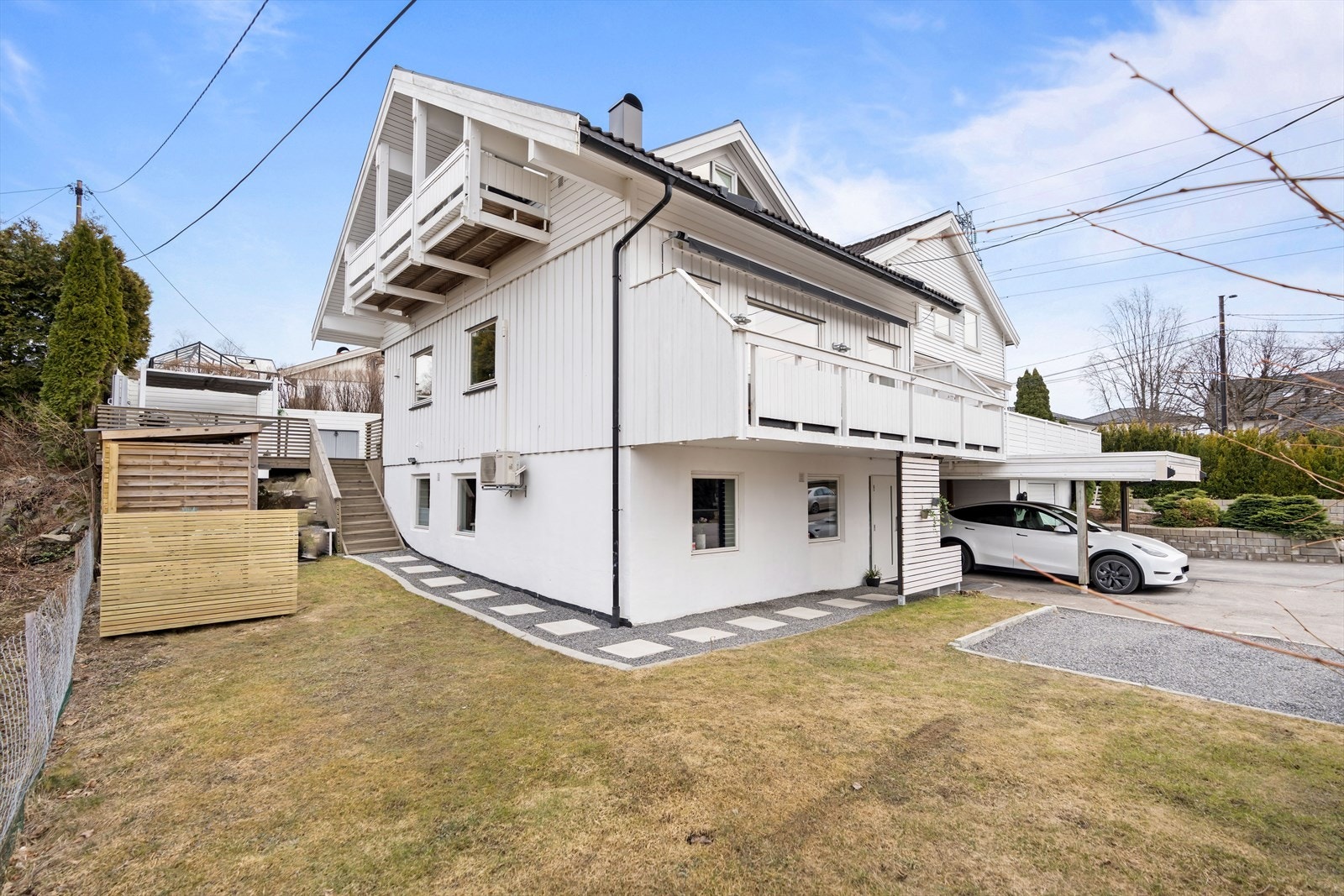 Fra terrassen er det trapp ned til eiendommens hage på fremsiden. Galleribilde