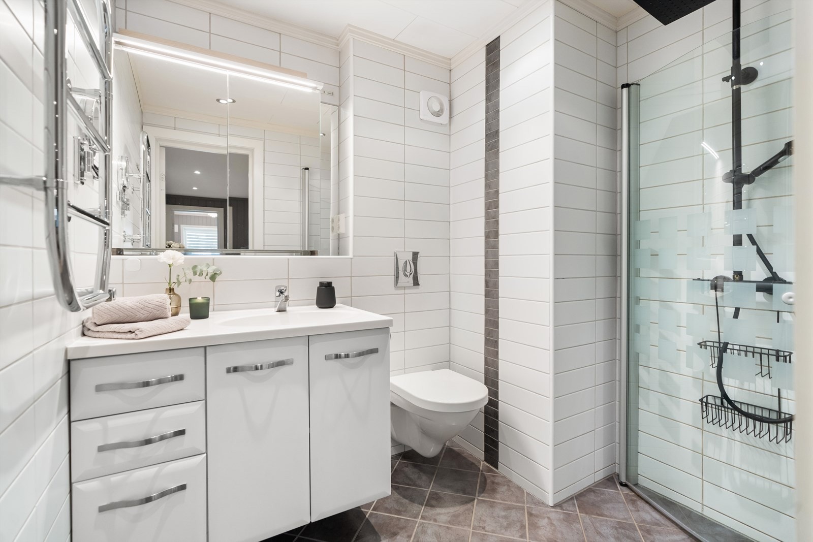 Etasjens baderom er ifølge tidligere takstrapport pusset opp i 2005/2006. Gulv og vegger er flislagte, og det er downlights i himlingen. Galleribilde