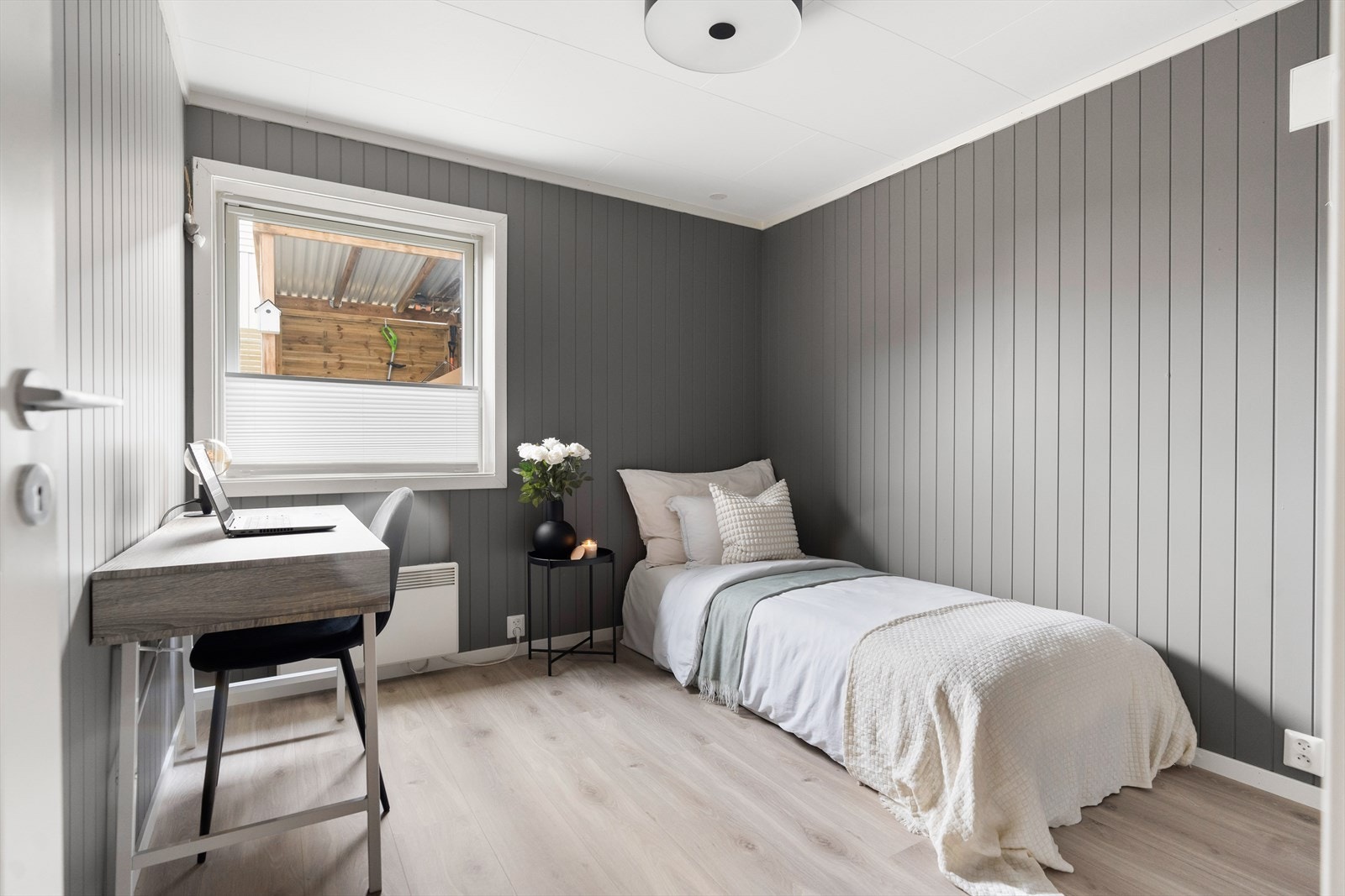 Det siste rommet er også blitt benyttet som soverom av nåværende og tidligere eiere. Rommet er derimot omtalt som "hobbyrom" i de siste godkjente byggetegningene, og er ikke medregnet som godkjent soverom. Se punktet Ferdigattest for mer informasjon. Galleribilde