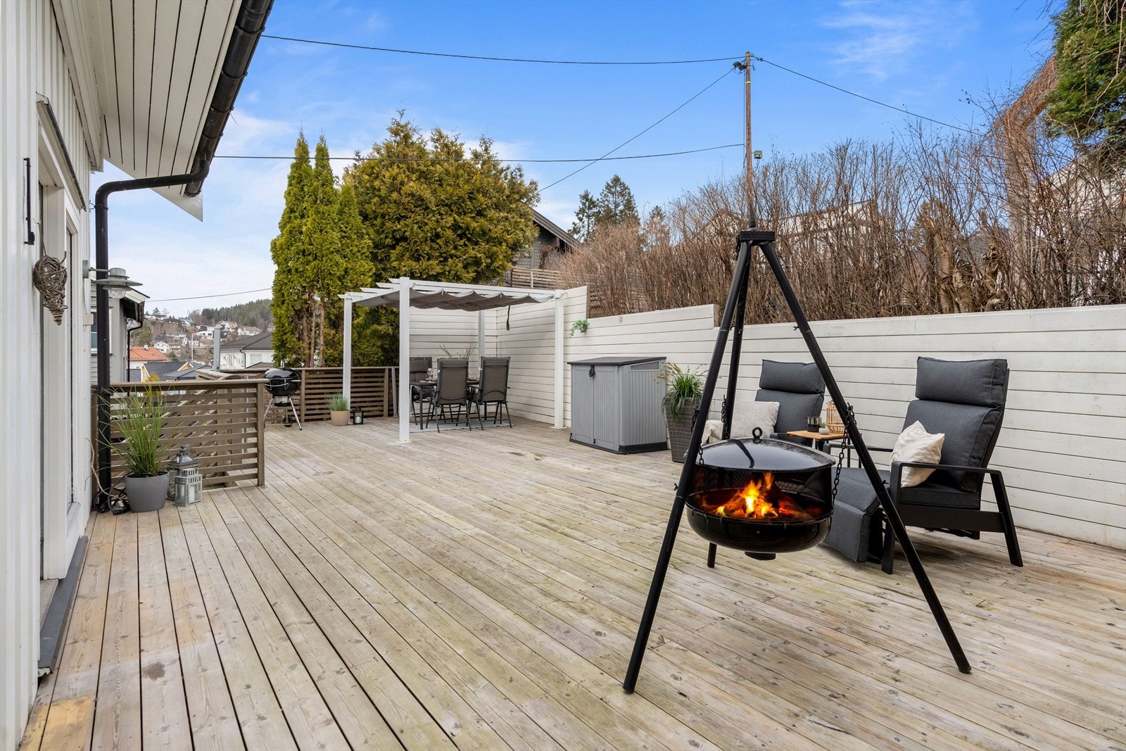 Dette er en meget attraktiv halvpart av vertikaldelt tomannsbolig i et veletablert og barnevennlig nabolag. Galleribilde