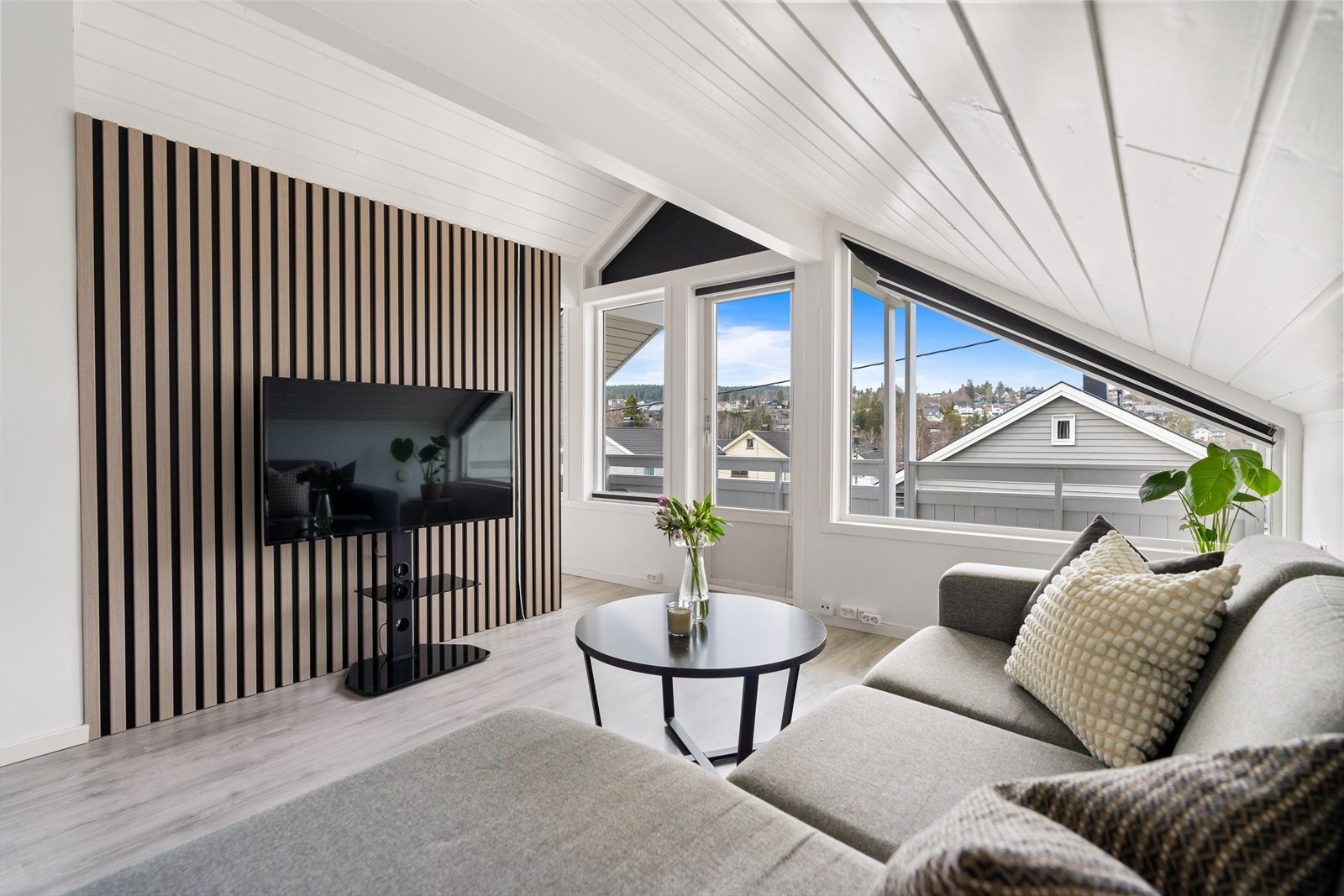 Rommet har fint plass til sofaseksjon og tv-møbel - perfekt når barna tar med venner hjem på besøk! Galleribilde