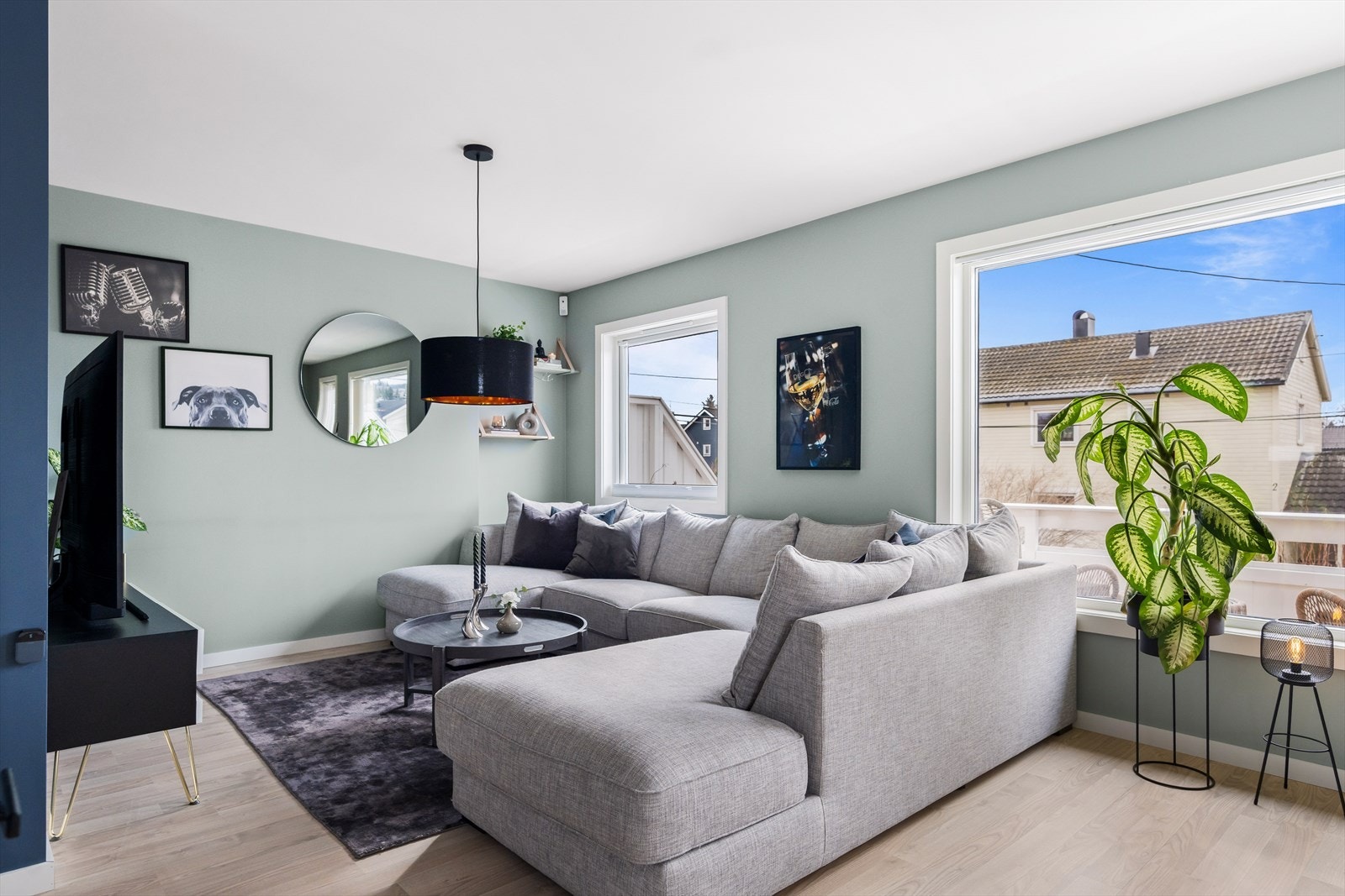 Rommet har store vindusflater som slipper inn rikelig med naturlig lys fra de store vindusflatene. Galleribilde