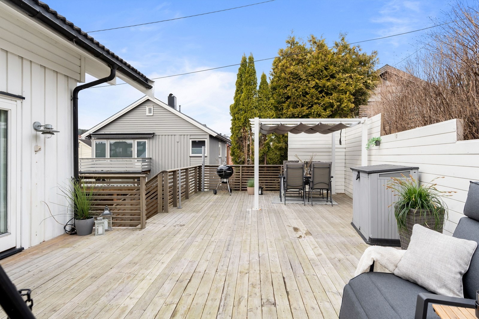 Fra kjøkkenet er det utgang til en herlig østvendt terrasseplatting på hele 59 m². Her ute er det god plass til flere utemøbler, samt grill. Galleribilde