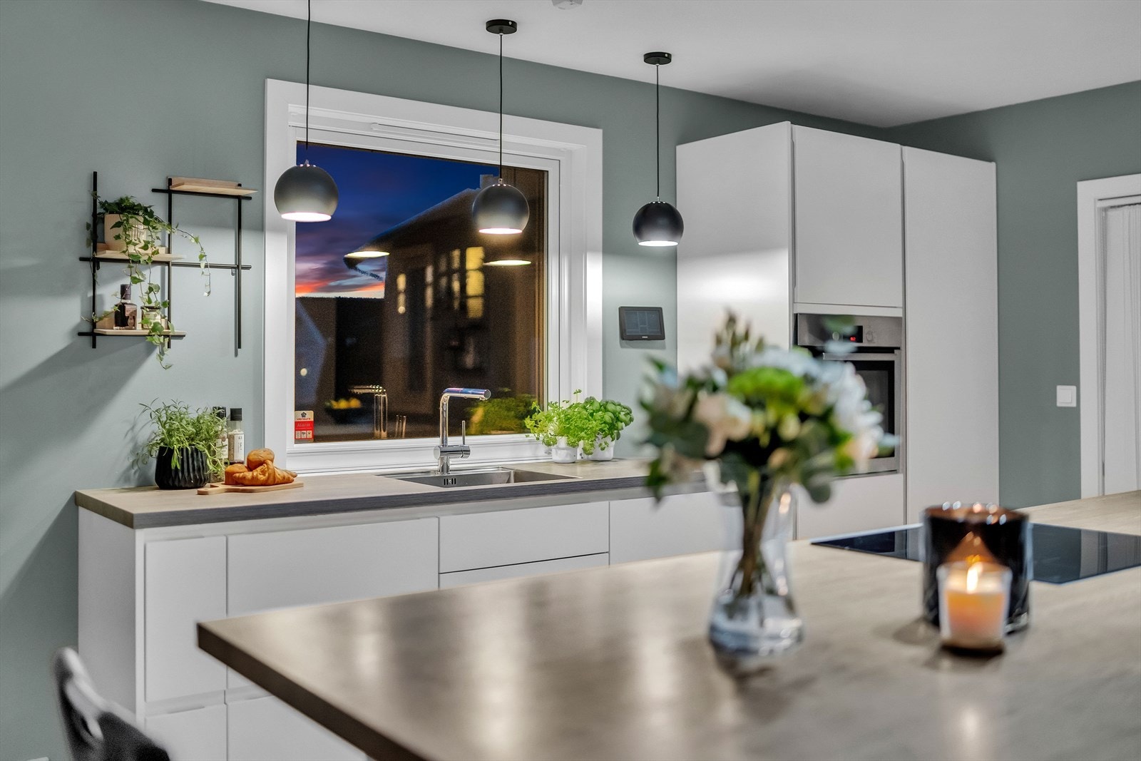 Kjøkkenet er i åpen og sosial løsning mot stuen. Galleribilde