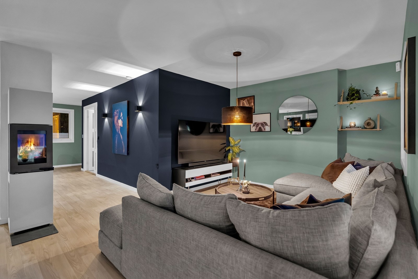 Stuen og kjøkkenet har pent malte veggflater, i to fargenyanser som står fint sammen. Galleribilde