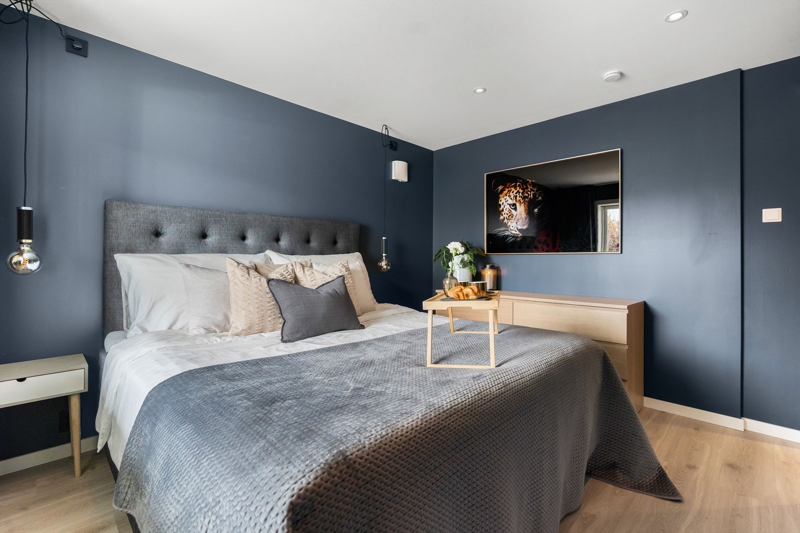 Hovedsoverommet har god plass til dobbeltseng med tilhørende nattbord. Galleribilde