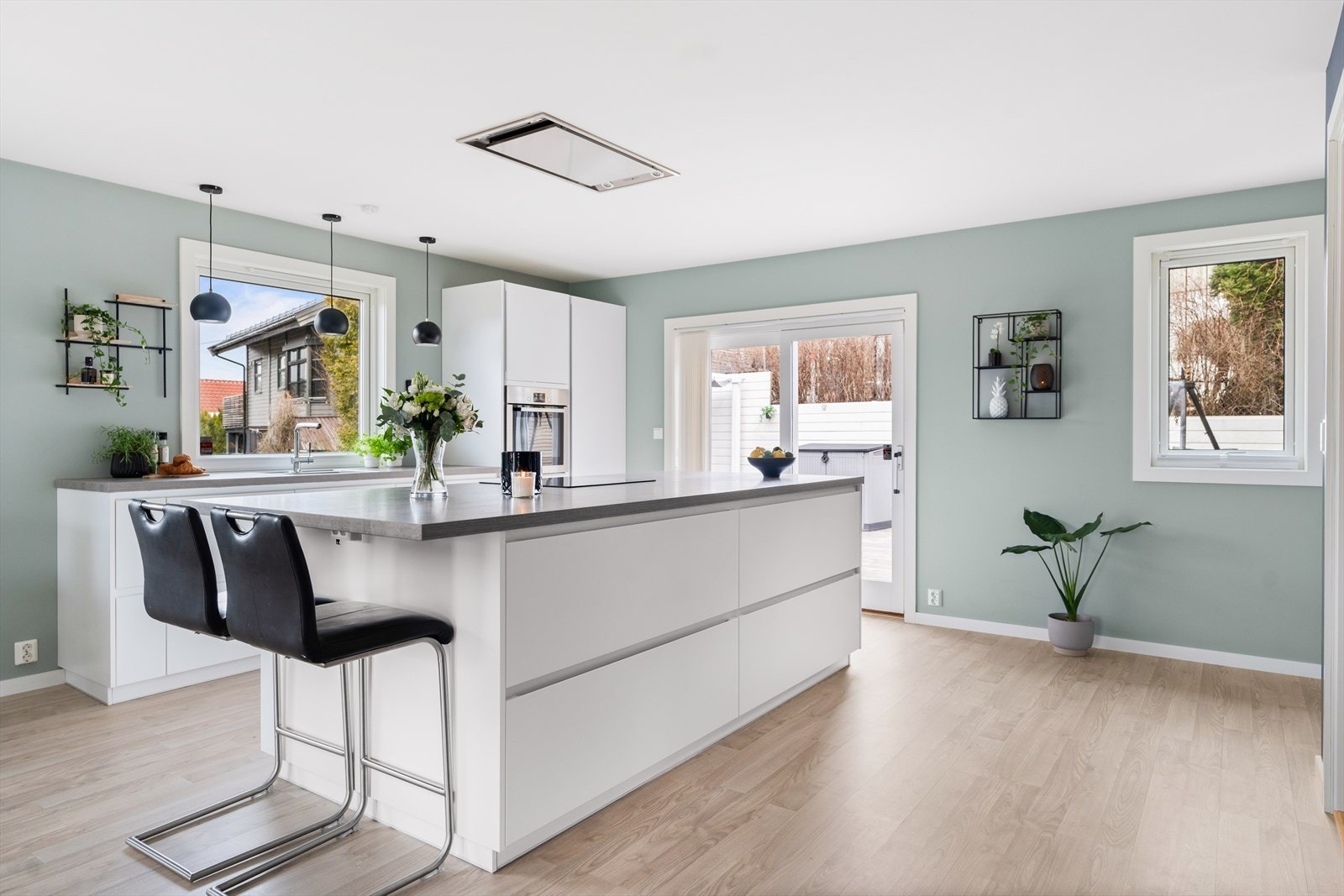 Kjøkkenet er moderne, og byr på rikelig med benk-/skapplass! Galleribilde