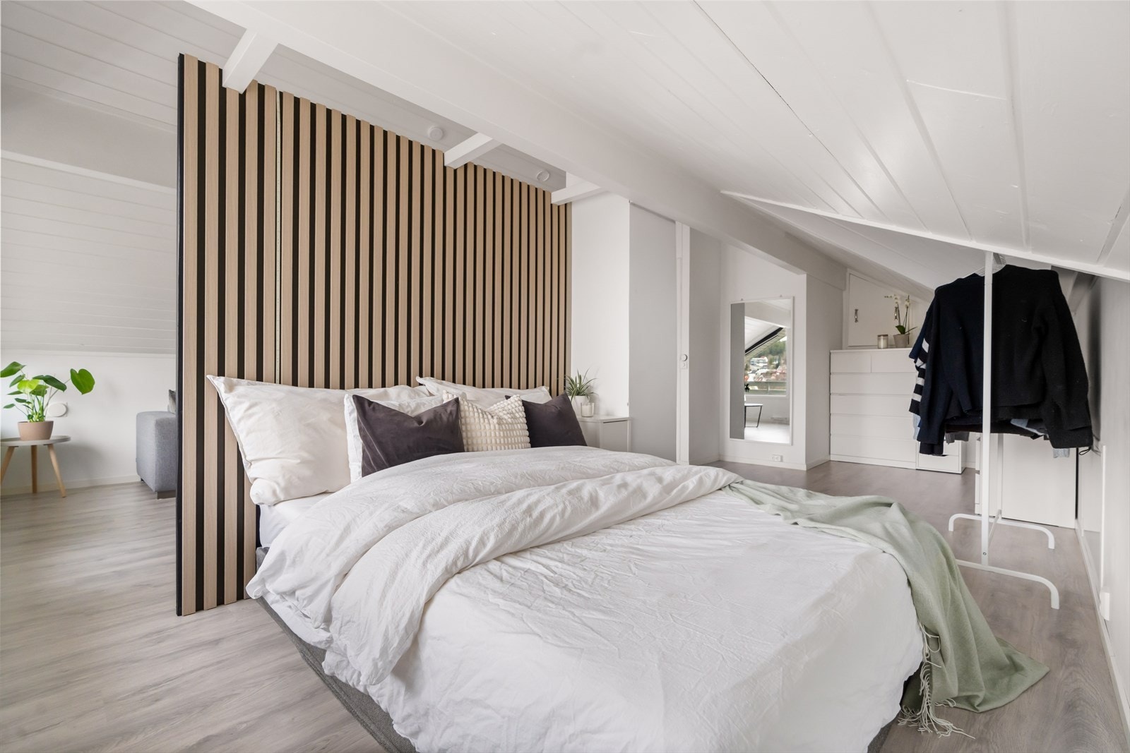 Under skråtaket er det plass til oppbevarings-/lagringsløsninger. Galleribilde