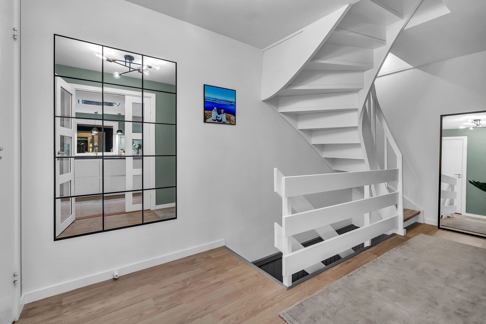 I gangen tar trappen deg opp til 2. etasje, samt ned til underetasjen. Galleribilde