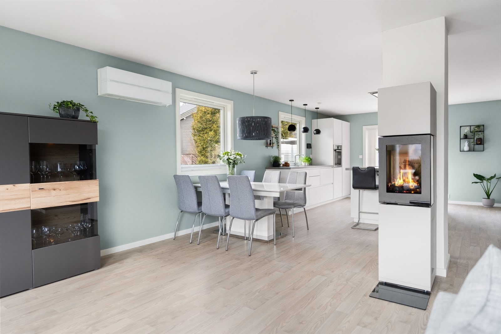 I den andre enden, mot kjøkkenet, får spisebordet sin naturlige plass. Galleribilde